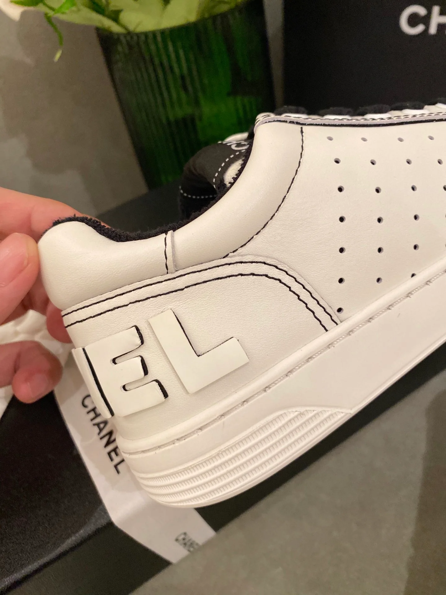 Белые кроссовки Chanel