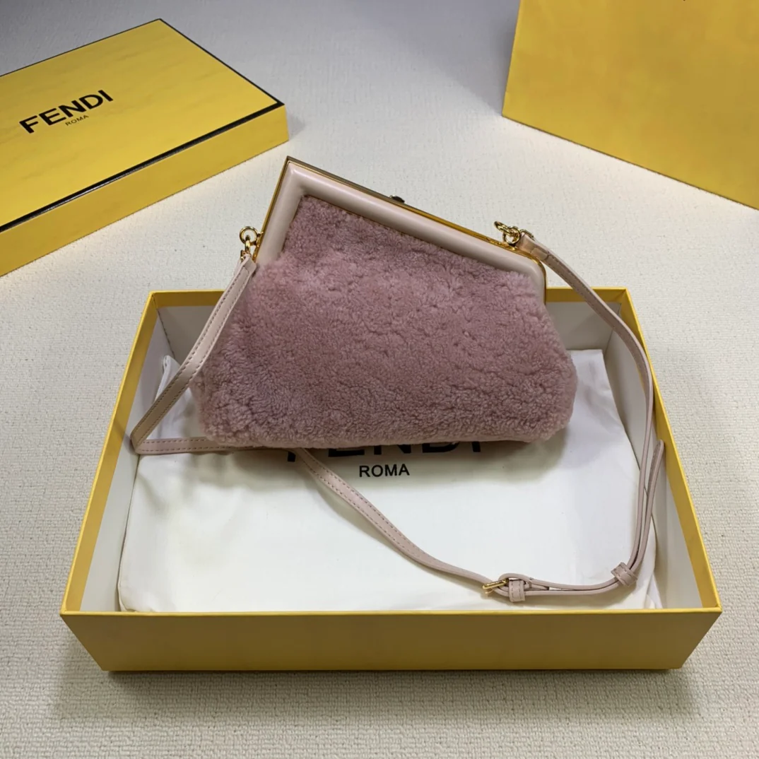 Fendi - первая маленькая шерстяная сумочка