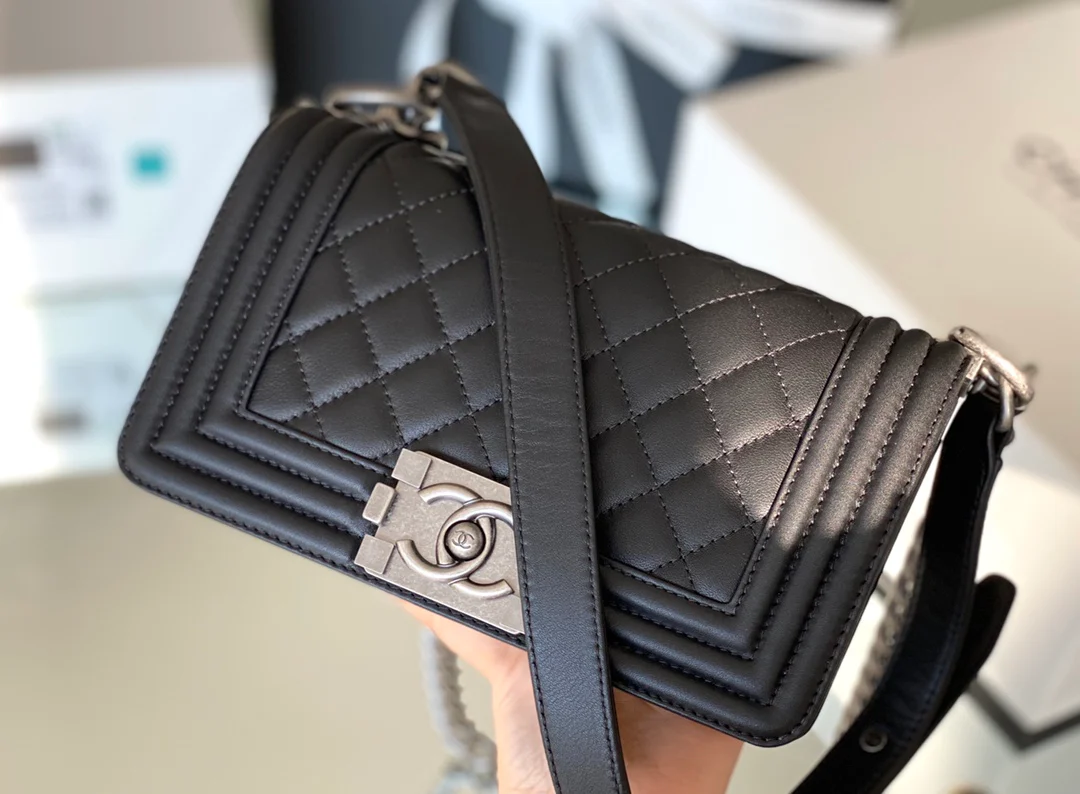 Мини-сумка Chanel Le Boy из черной телячьей кожи с винтажной серебряной пряжкой.