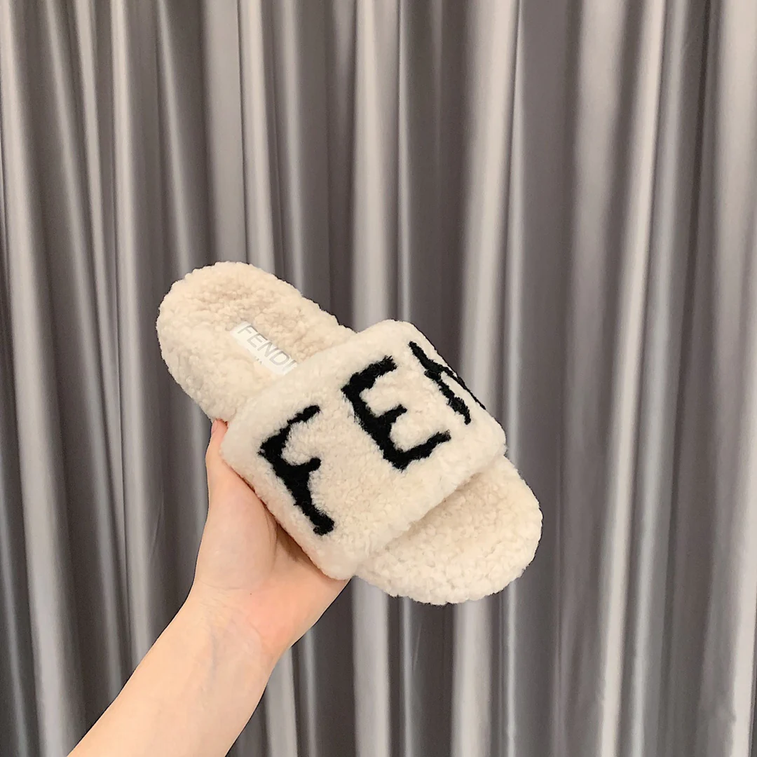 Fendi - Тапочки из овечьей шерсти - Белые с черной надписью