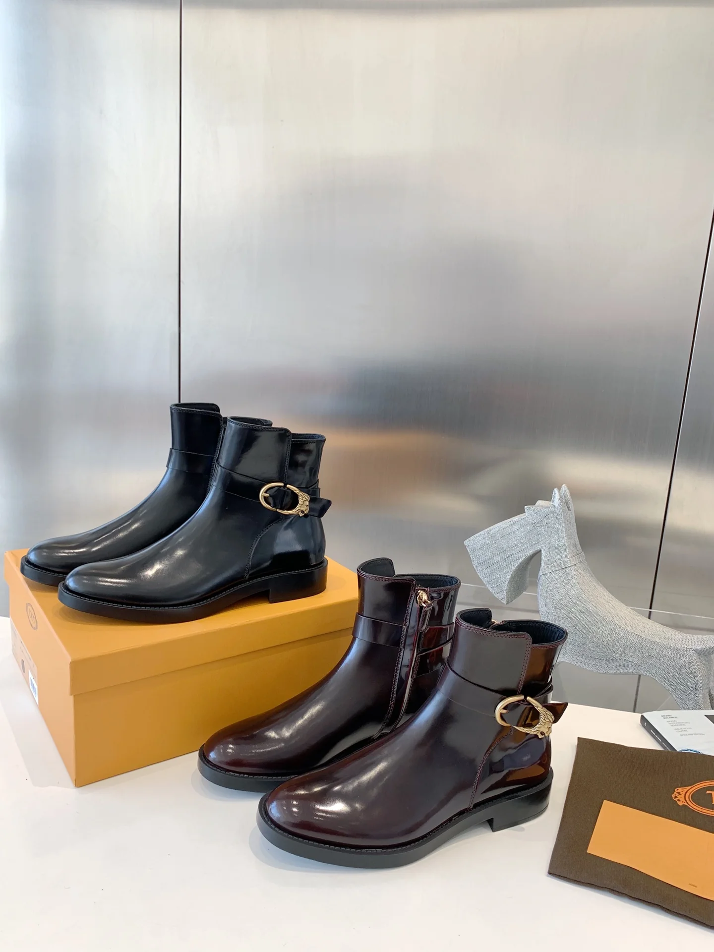 Ботинки челси Tods с головой льва - черные