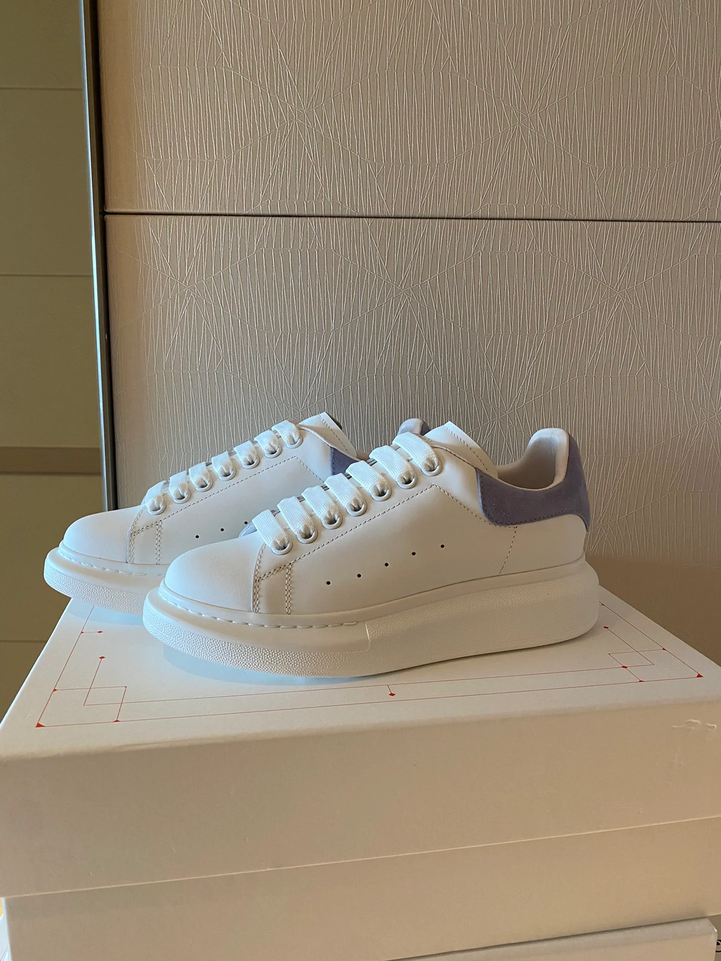 Классические белые кроссовки McQueen - замшевая подошва на каблуке - сине-фиолетовые