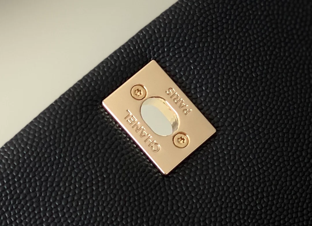 Мини-сумка Chanel Coco Handle — черная кожа с золотистой пряжкой.