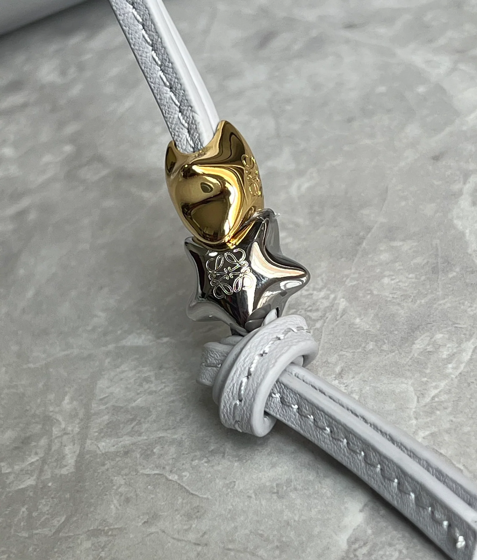 Сумка-хобо Loewe Hammock - белая.