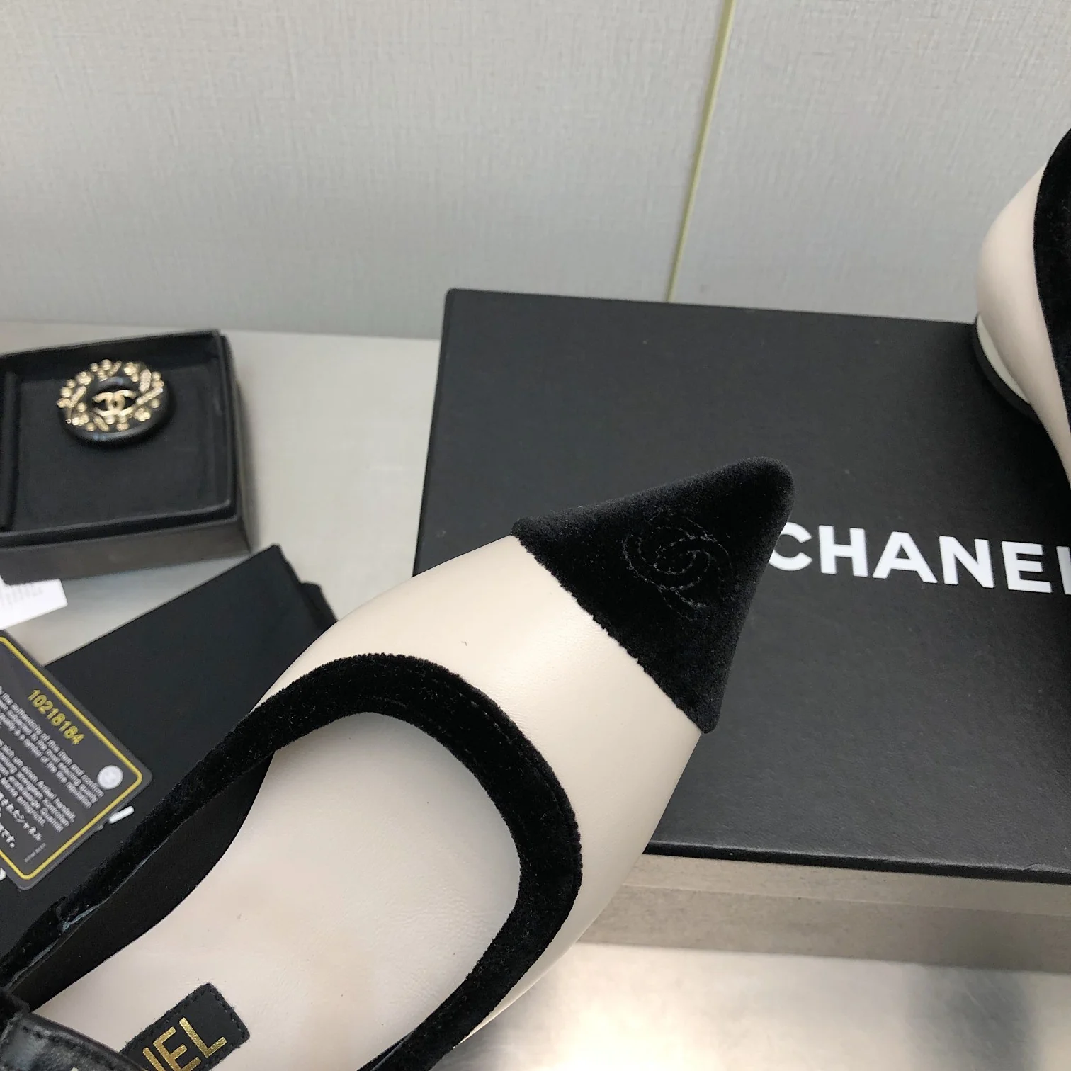 Новинка весны 2022 года от Chanel - балетки с острым носком.