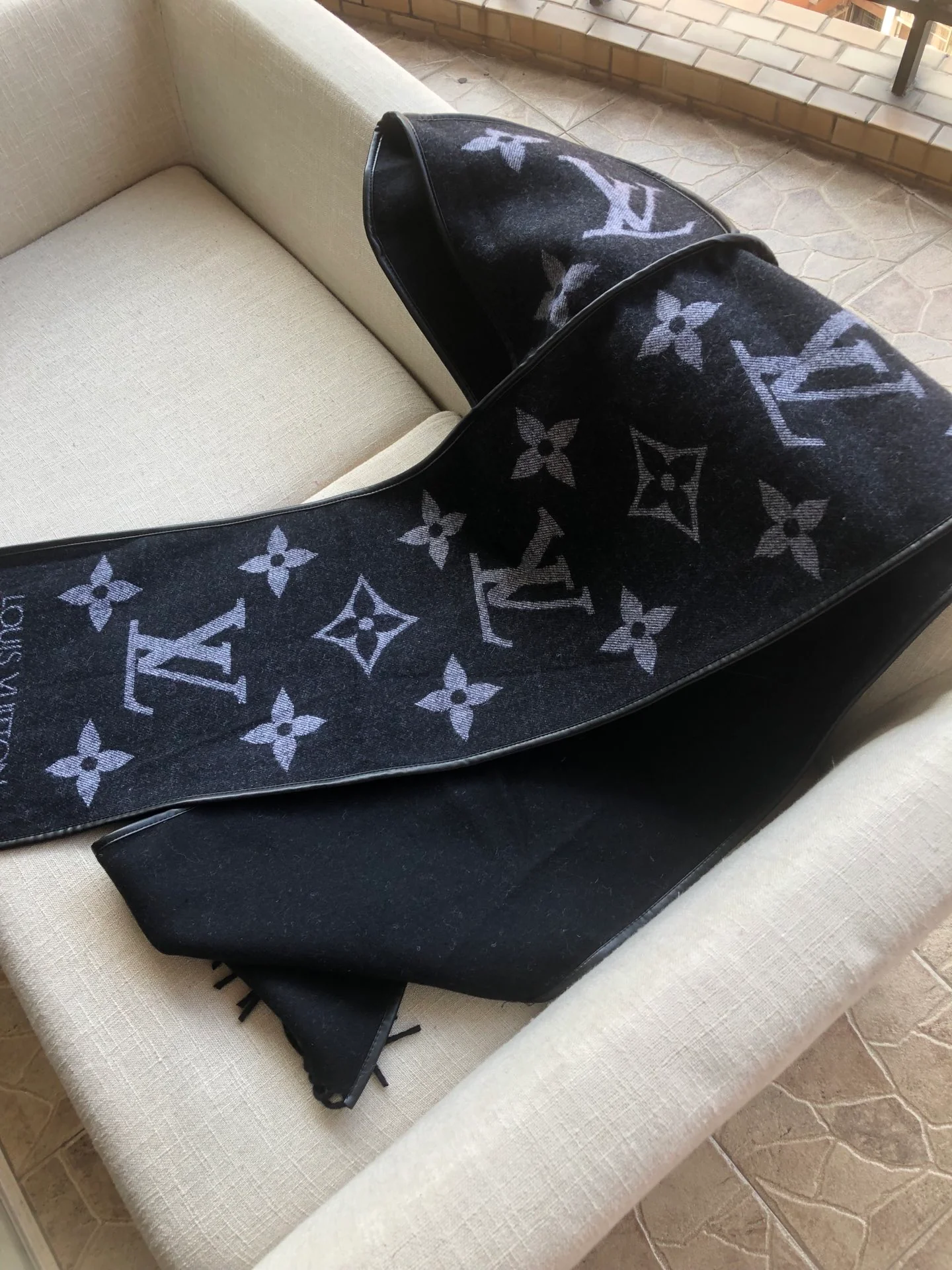 Классический шарф с капюшоном LV с монограммой