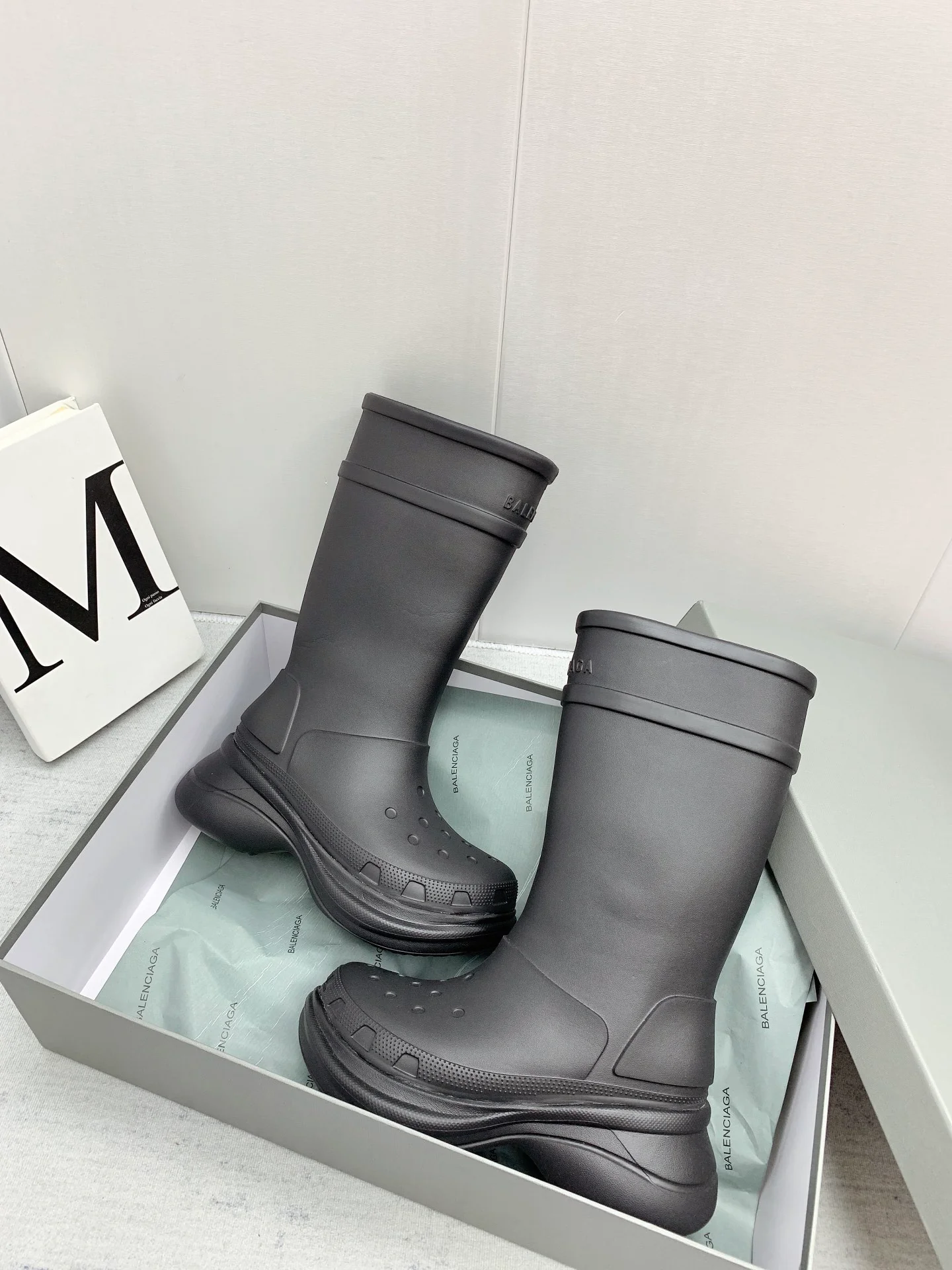 Резиновые сапоги Balenciaga на нескользящей платформе из коллекции осень/зима 2022 x Crocs - черные.