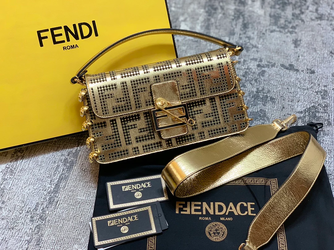 Сумка Fendi Baguette - результат сотрудничества дизайнеров.