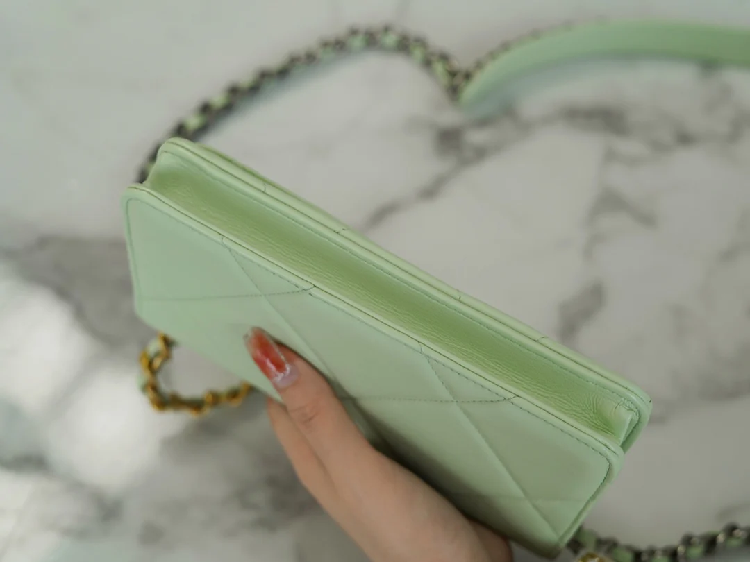Chanel 19 серии WOC — светло-зеленый с золотой фурнитурой.