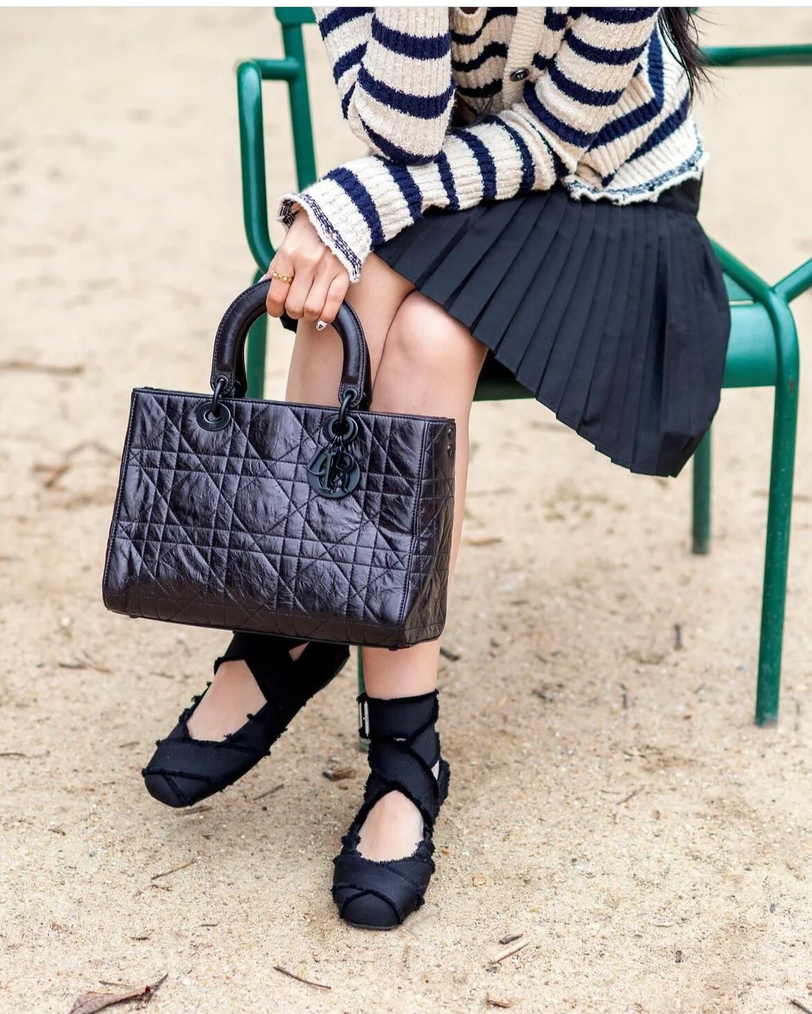 Новинка сезона весна/лето 2024 от Dior - Коллекция Lady D'Sire из вощеной кожи - Черный - Средний размер