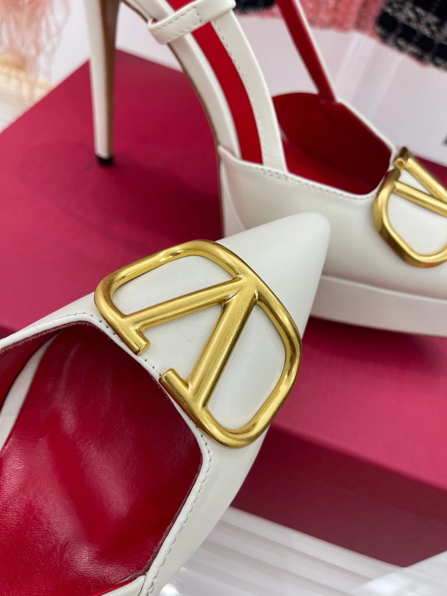 Новинка сезона весна/лето 2023 от Valentino - Босоножки на высоком каблуке с V-образным вырезом - 11 см - Белые