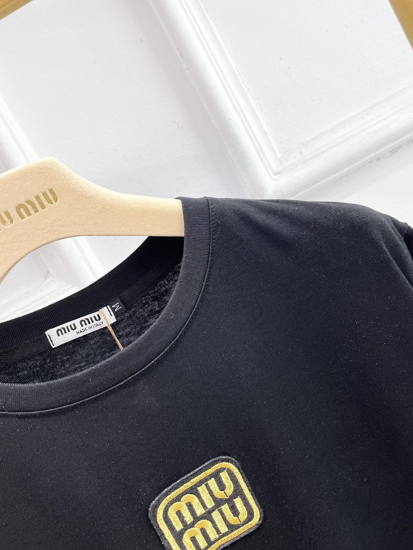 Футболка Miu Miu 2404 с вышитыми буквами и аппликацией, с коротким рукавом, черная.