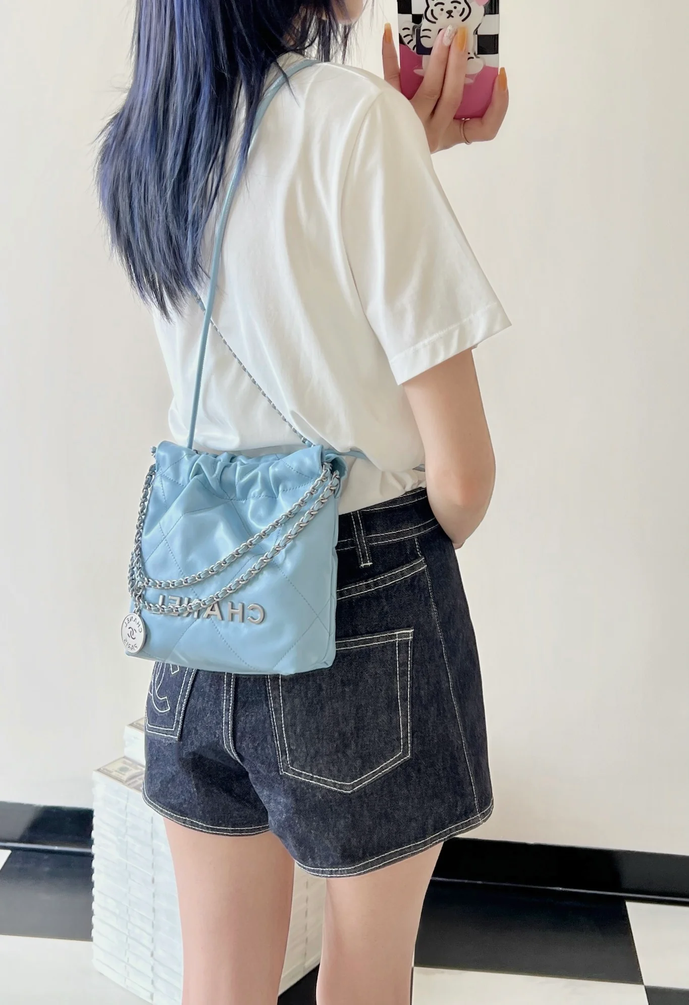 Новинка сезона весна/лето 2023 от Chanel - сумка 22 - мини - молочно-голубой - фото в действии.