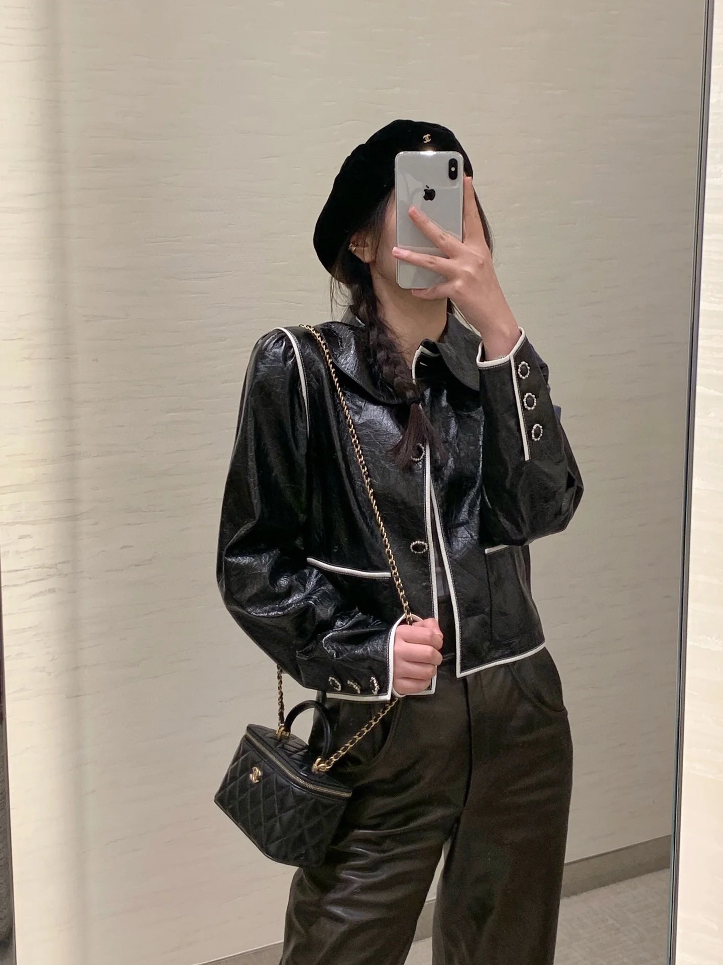 Сумка-коробочка Chanel с кожаной ручкой, длинная, черная.