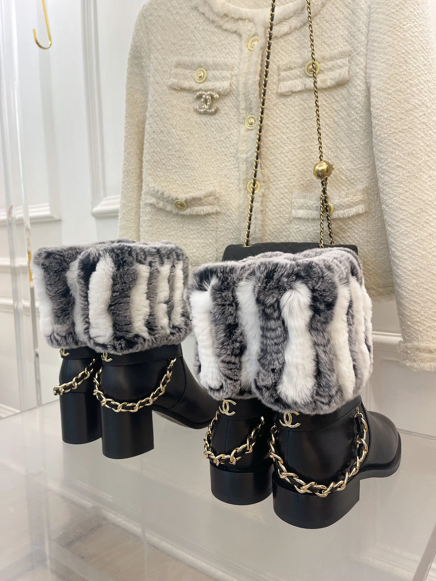 Новинка весны 2022 года от Chanel - Ботильоны на толстом меховом каблуке - Черные - 1