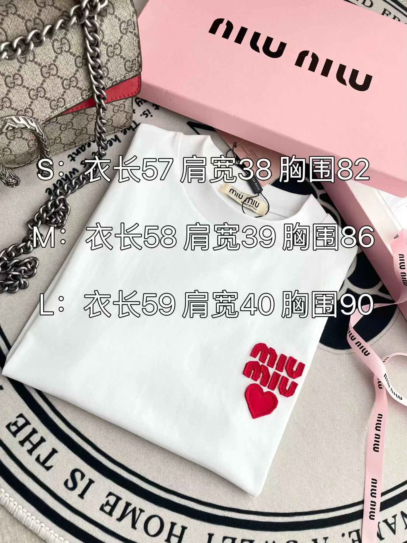 Miu Miu-2404 - Простая футболка с коротким рукавом и красной аппликацией в виде надписи.