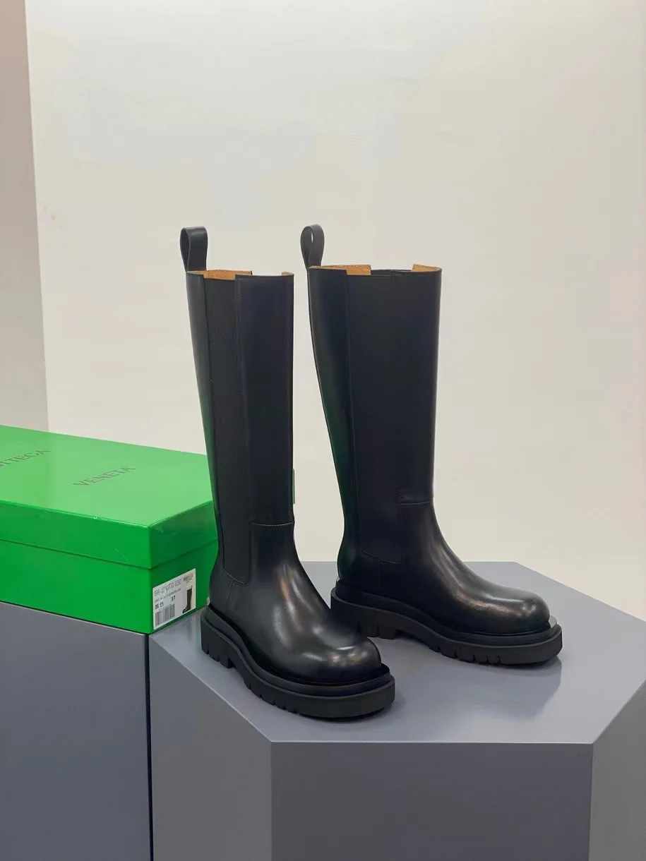 Новинка сезона осень/зима 2022 от BV - высокие сапоги с закругленным носком - модель без шнуровки сзади.