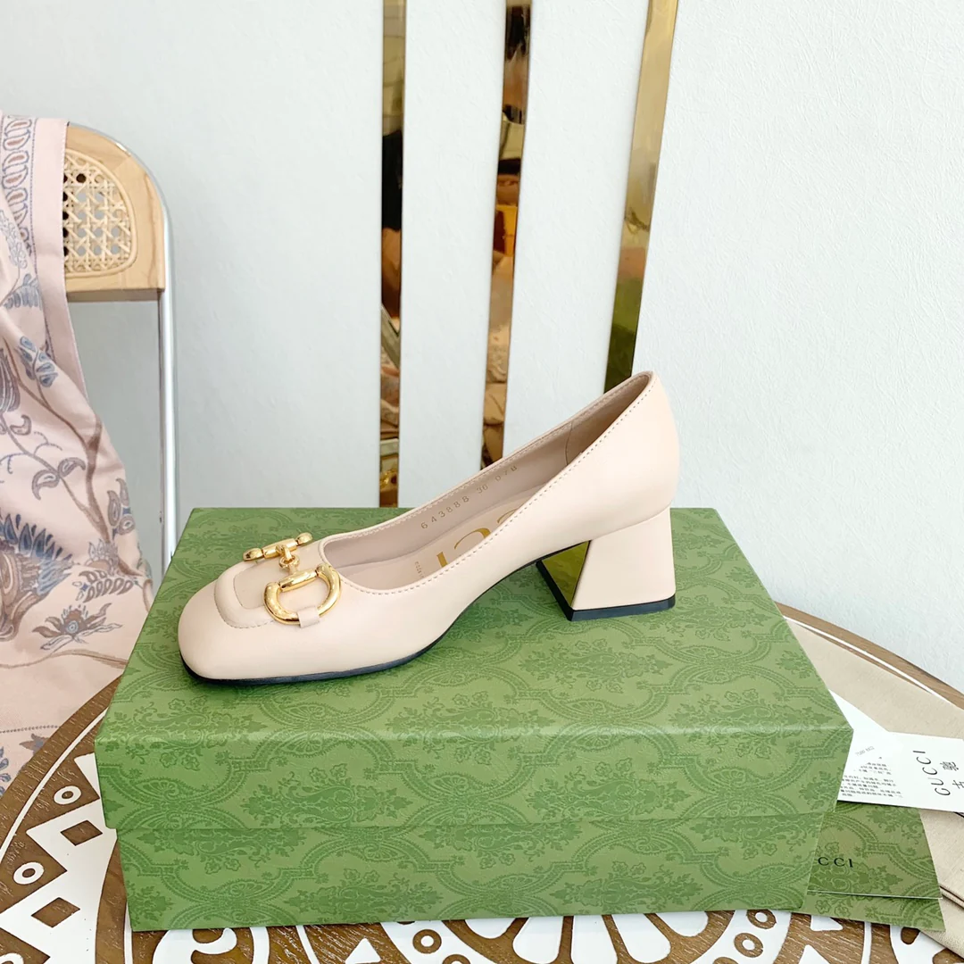 Весенняя коллекция Gucci 2021 — Туфли на массивном каблуке с пряжкой в ??виде конской уздечки.