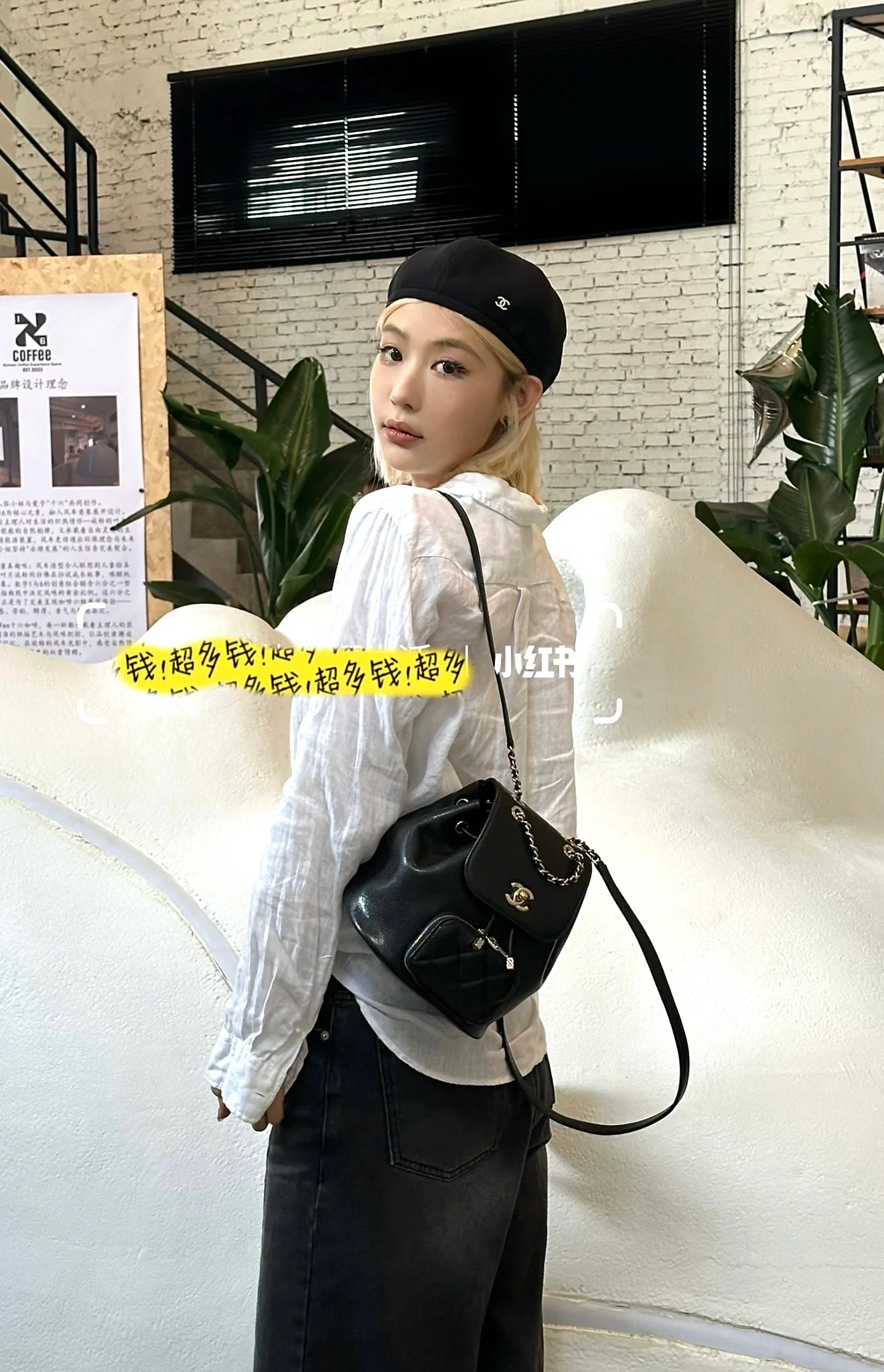 Рюкзак Chanel 25b из кожи личи, черный с золотой фурнитурой.