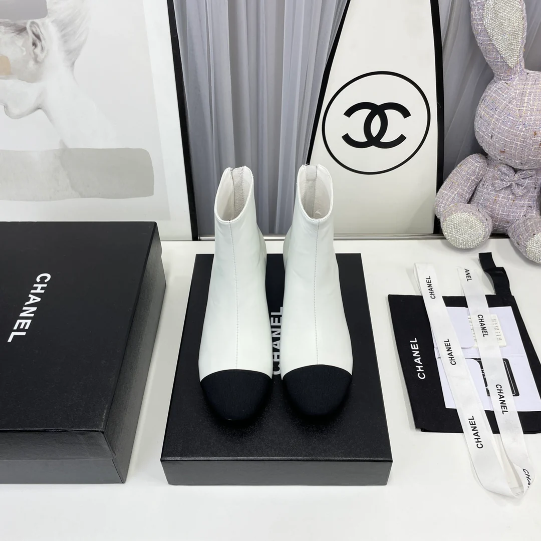 Новинка сезона осень/зима 2022 от Chanel — ботильоны на низком каблуке.