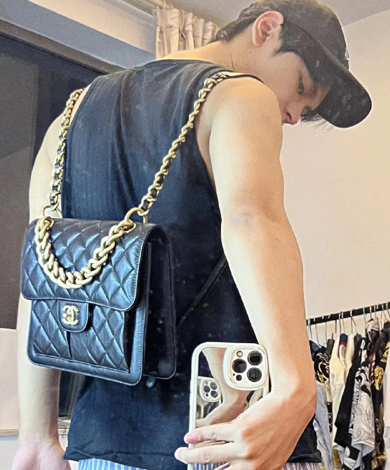 Новинка сезона весна/лето 2023 от Chanel - винтажный кожаный рюкзак на двоих - фотографии в действии.