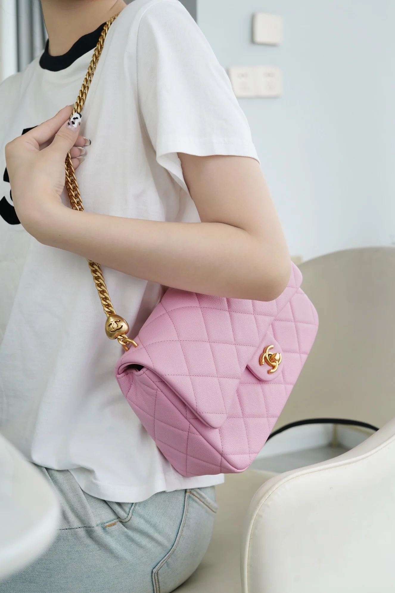 Новинка сезона весна/лето 2023 от Chanel - Сумка на цепочке в форме сердца - CF Bag - Светло-розовая - 24 см