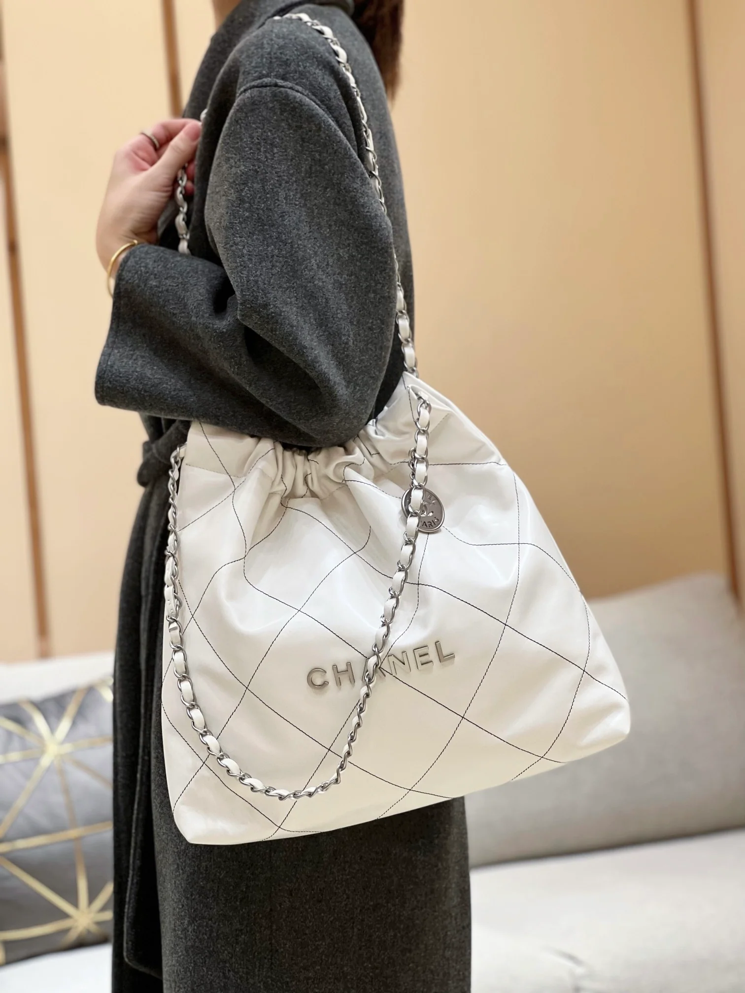 Сумка Chanel из круизной коллекции 2023 года - размер 22 - средний размер - белая с черной строчкой - на фото в ношении.