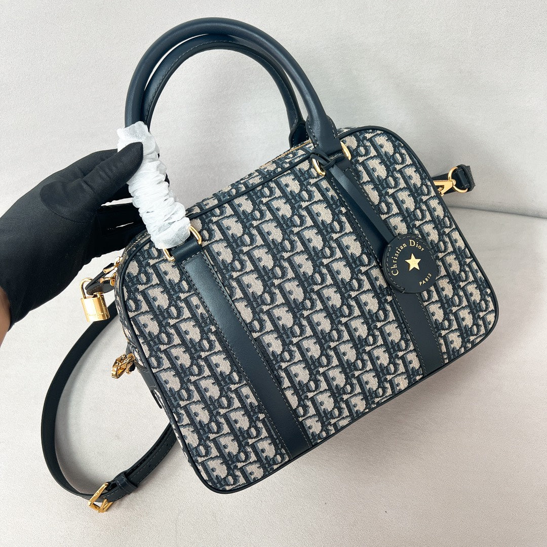 Большая сумка для боулинга в стиле Dior.