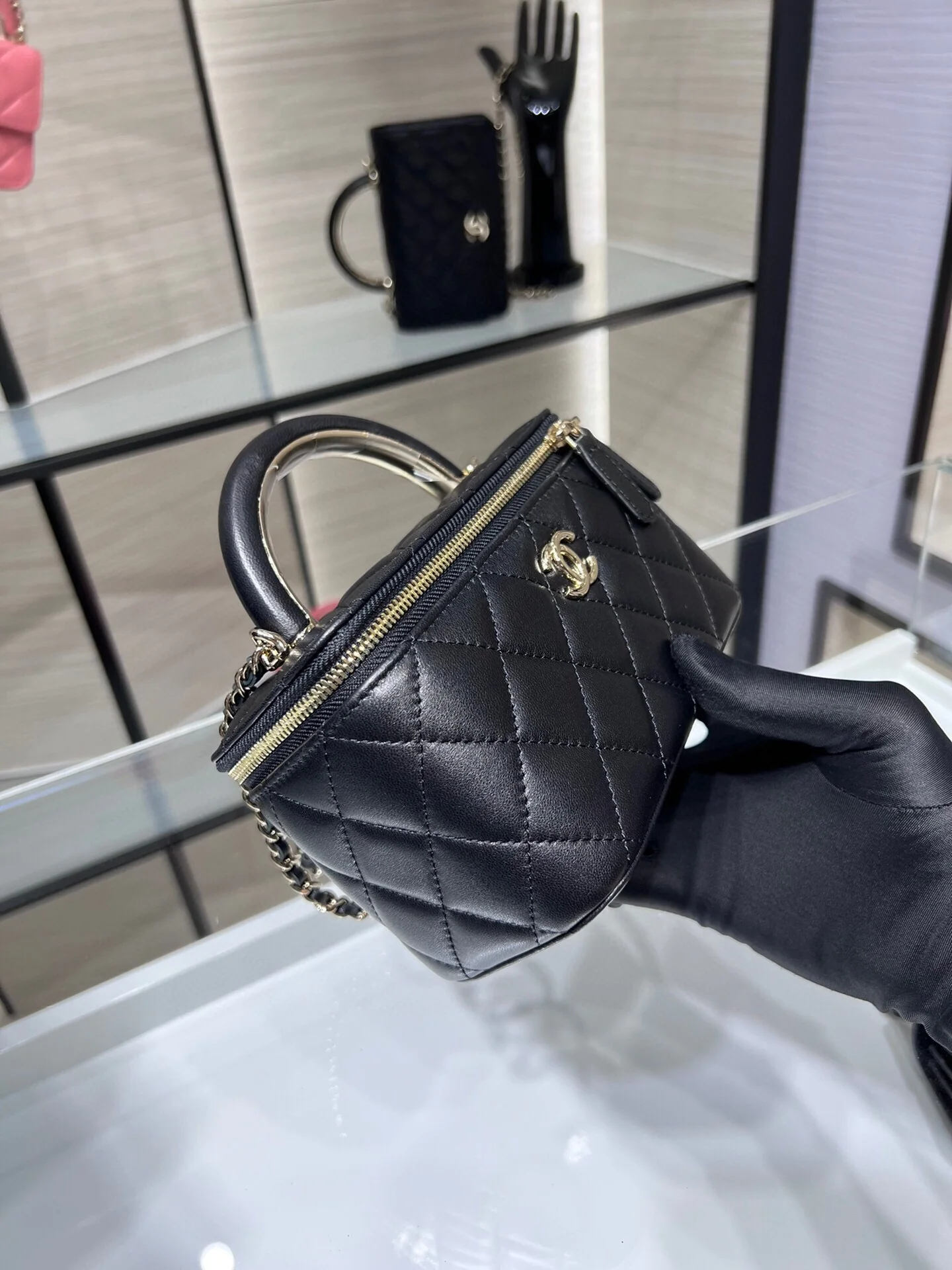 Сумочка для помады Chanel Métiers d'Art 2022 — квадратная, черная, из овечьей кожи.