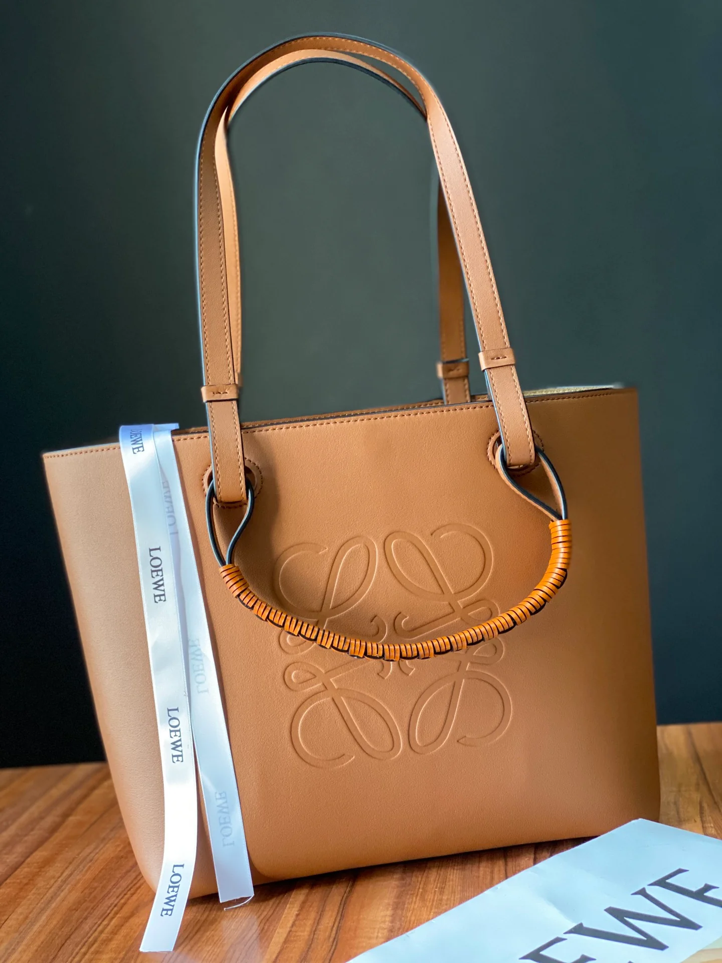 Сумка-тоут Loewe Anagram, кожа, карамельный цвет, маленький размер.