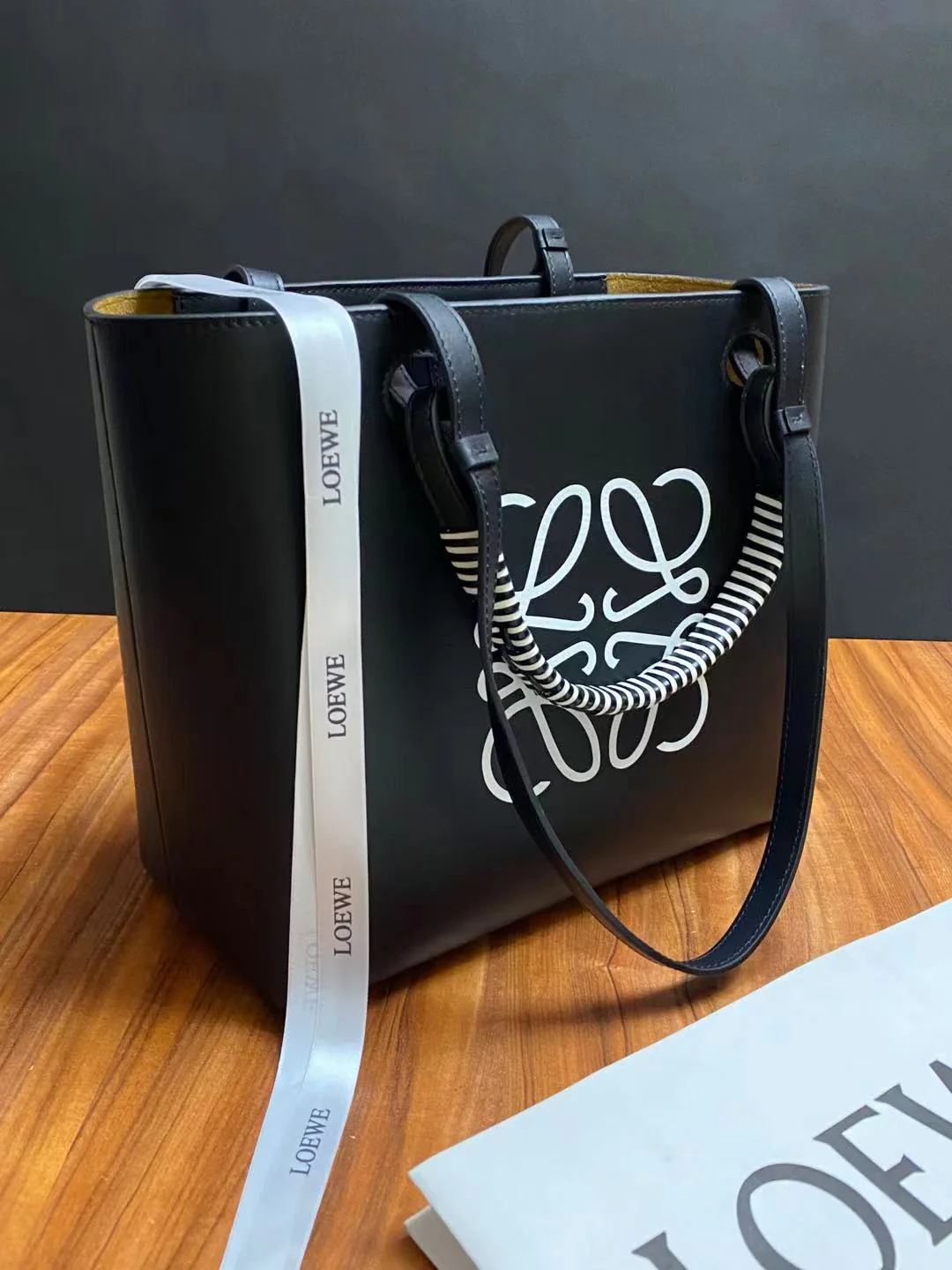 Сумка-тоут Loewe Anagram из черной кожи