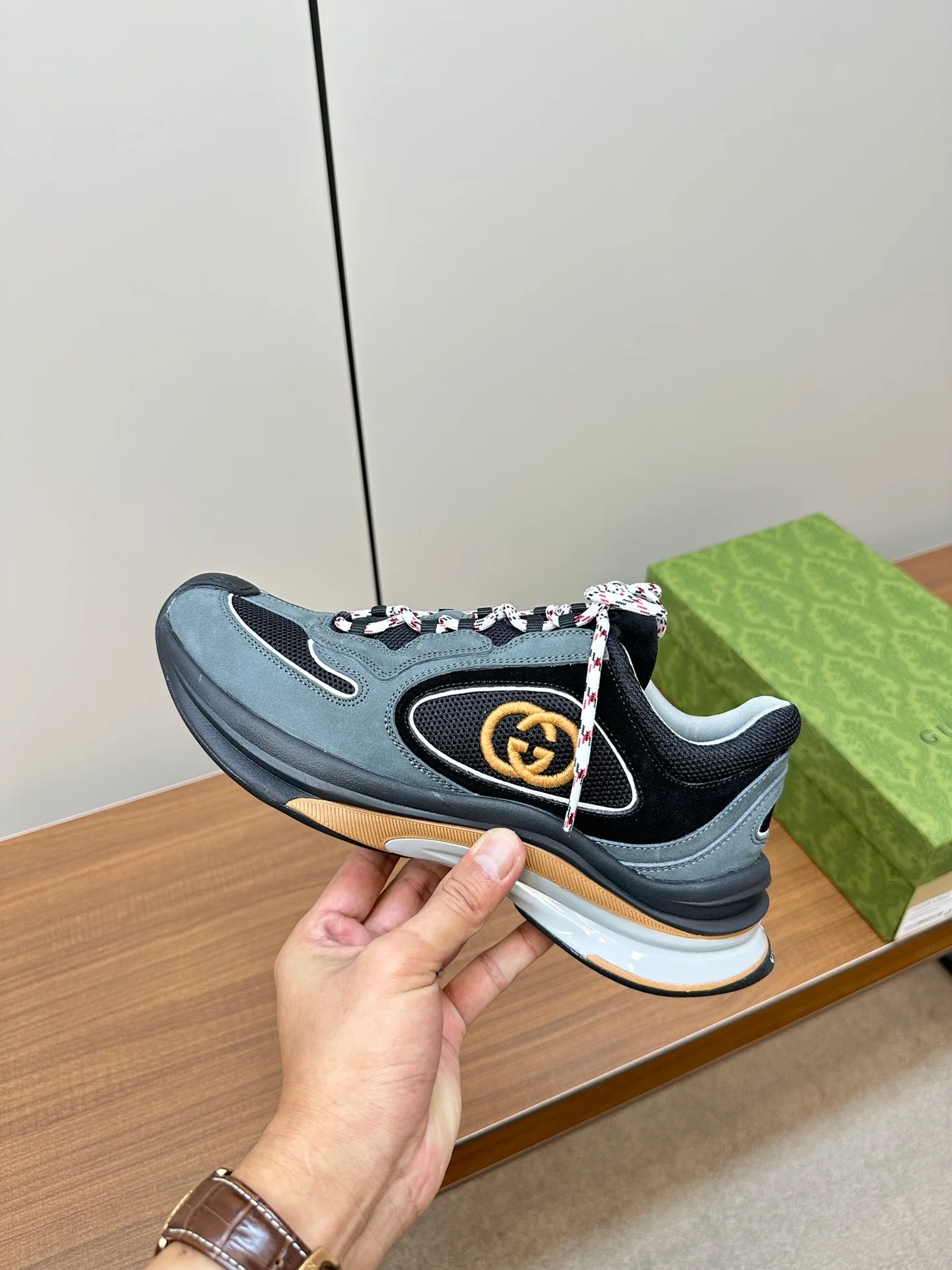 Новинка осенне-зимней коллекции Gucci 2023 — Однотонные вязаные кроссовки — Унисекс — Серо-голубые