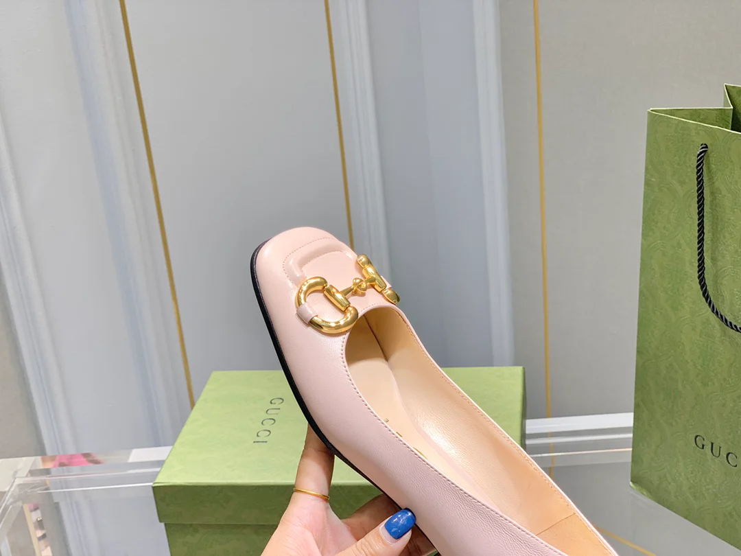 Весенняя коллекция Gucci 2021 — Босоножки на массивном каблуке с пряжкой в ??виде конской уздечки.