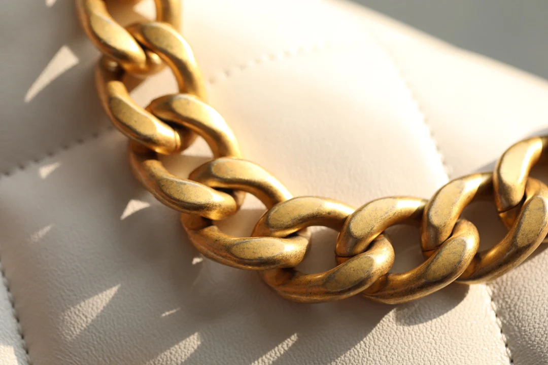 Маленькая сумочка Chanel 19bag - белая.