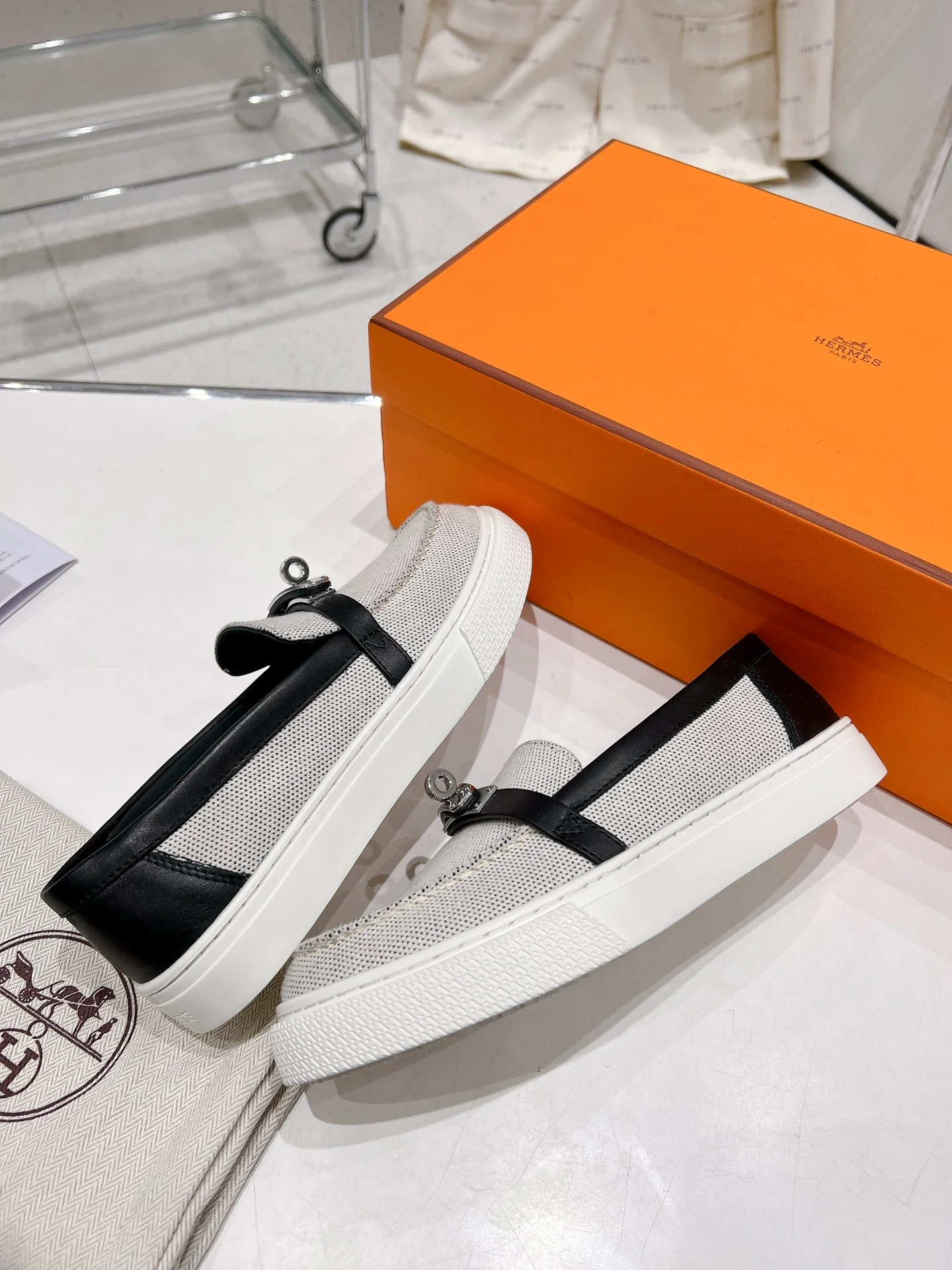 Новинка 2022 года: белые повседневные кроссовки Hermes Kelly Buckle.