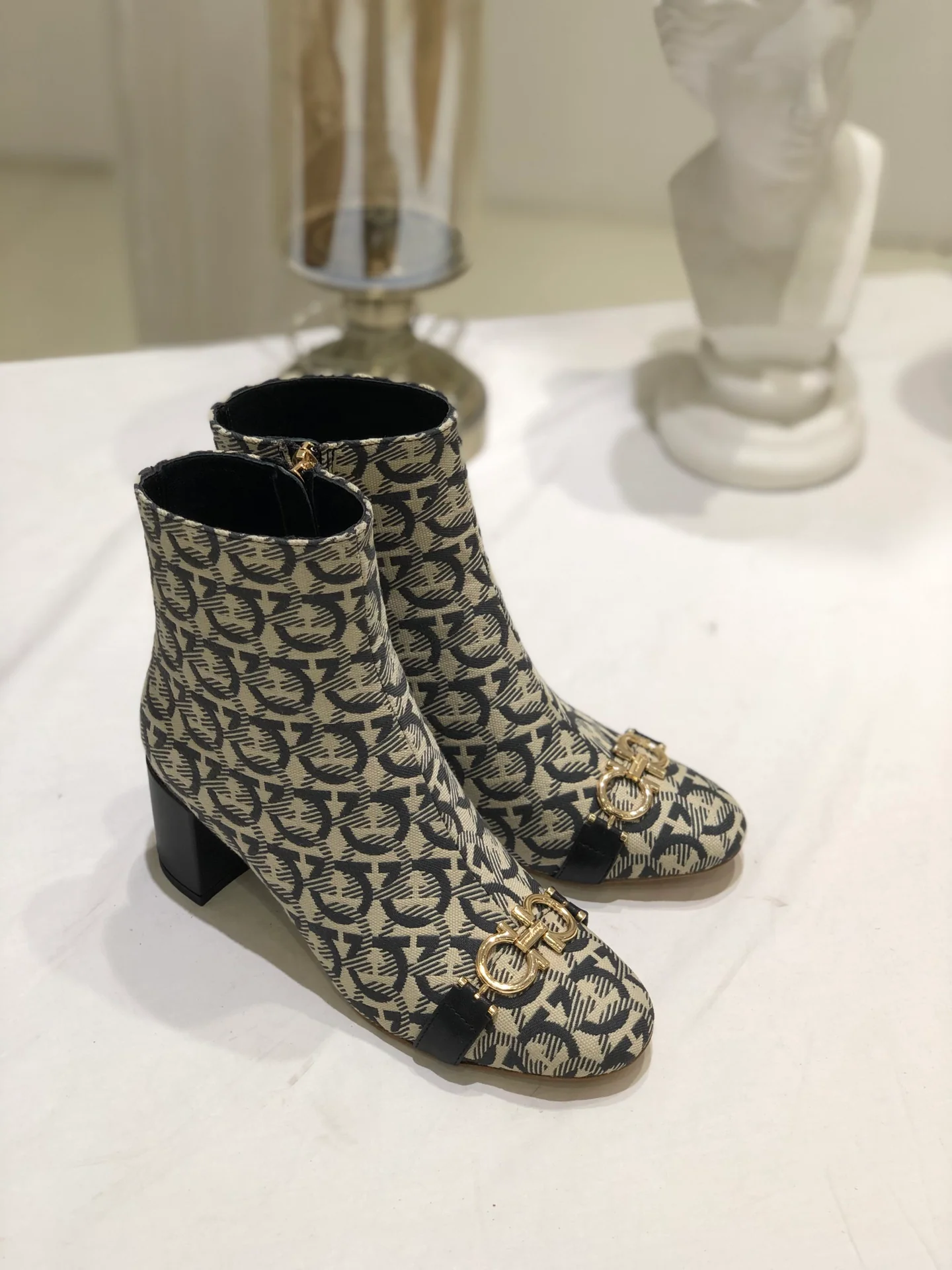 Туфли Salvatore Ferragamo - пряжка в виде подковы - ботильоны на массивном каблуке