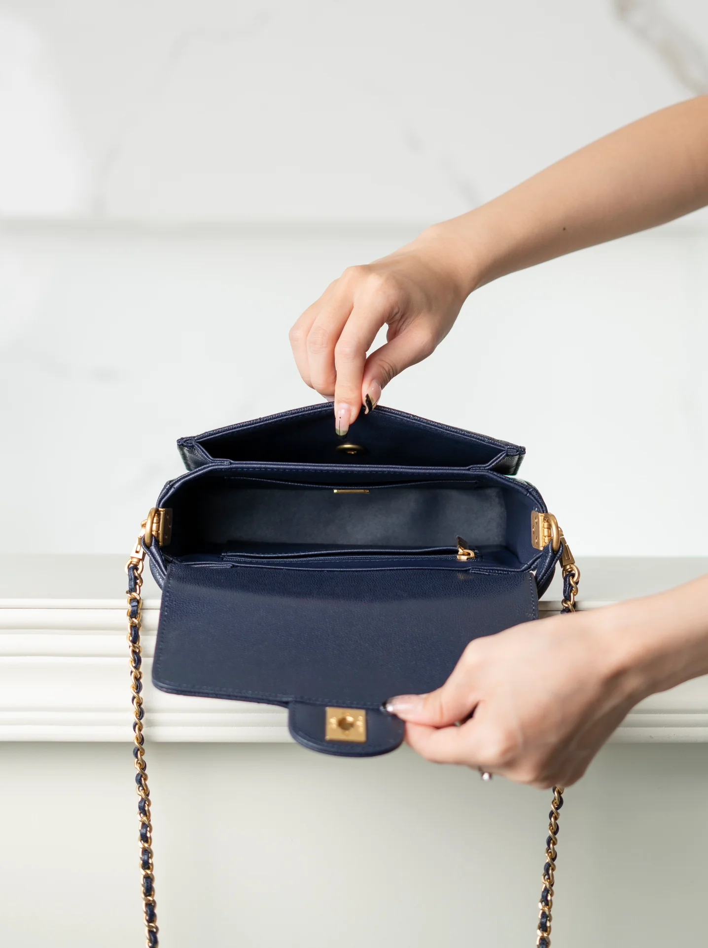 Мини-сумочка Chanel с клапаном и ручкой - синяя