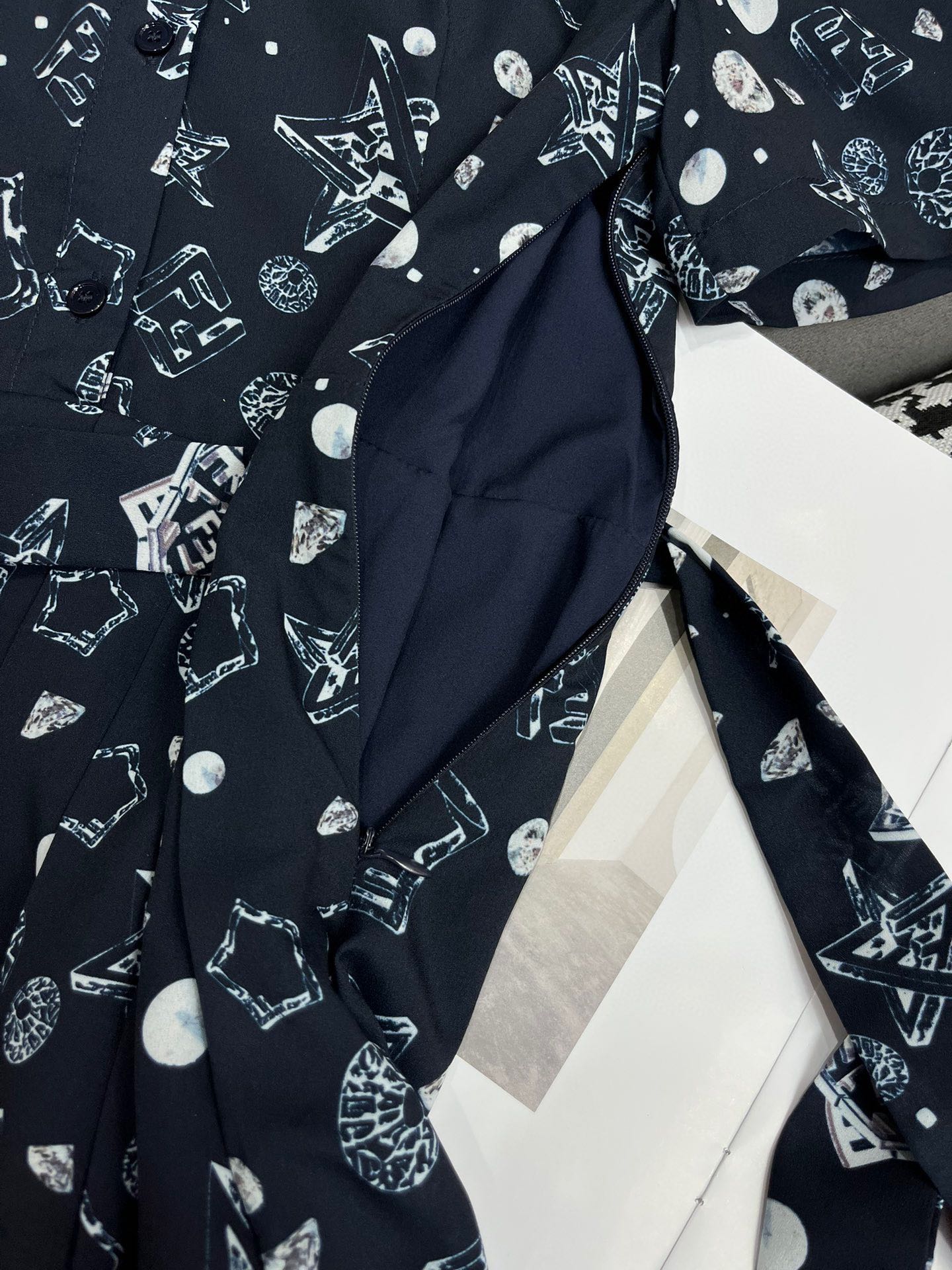 Fendi - 2403 - 24ss Весна/Лето Новое платье с принтом в виде рубашки и плиссированной юбкой