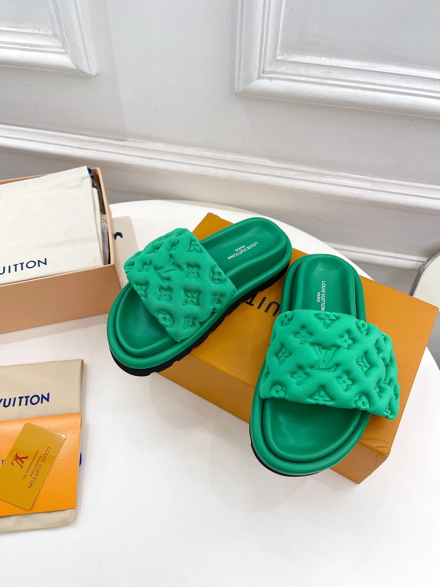 Новинка сезона весна/лето 2023 от LV - Тисненые тапочки - Зеленые