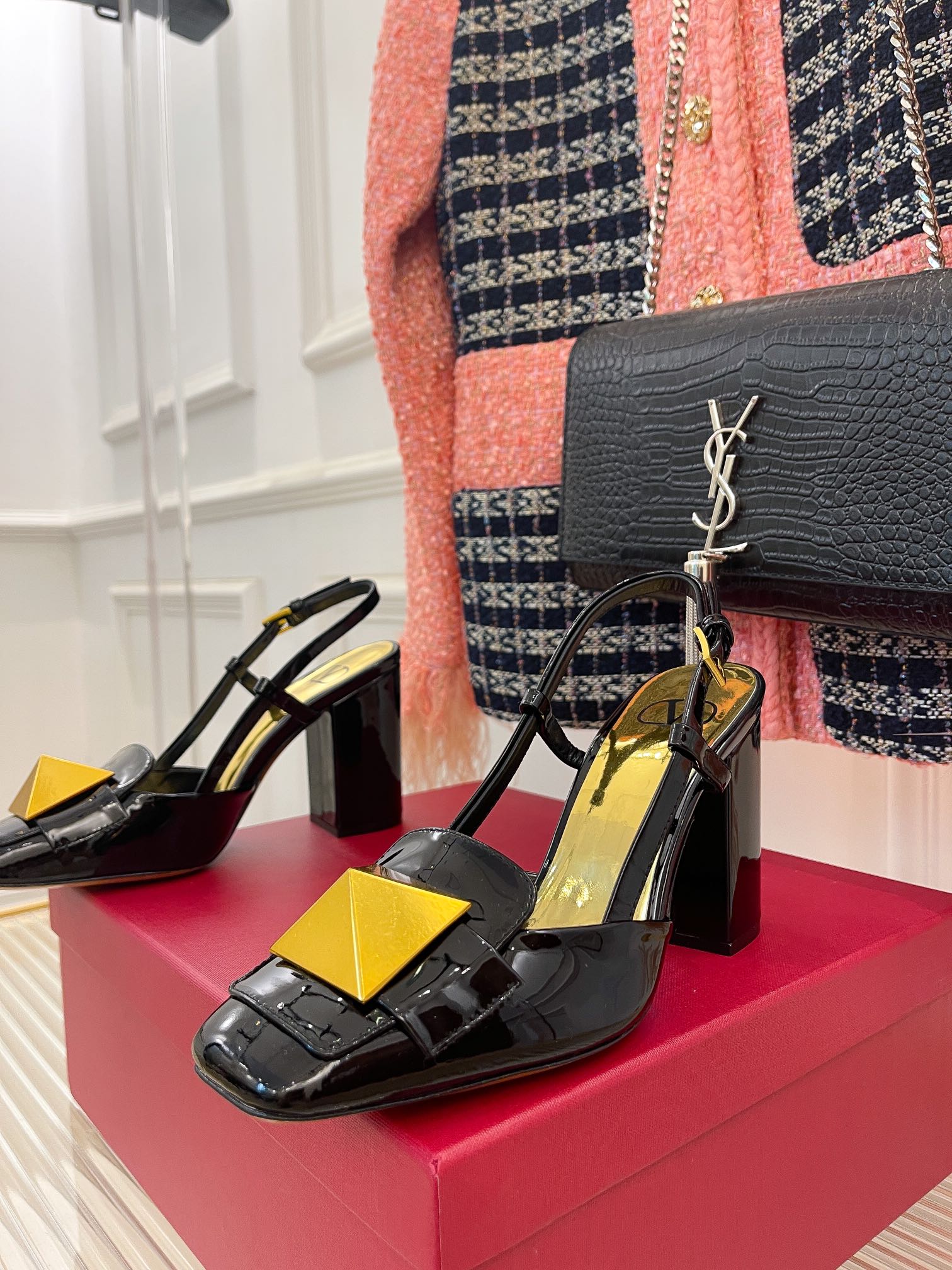 Весенняя коллекция Valentino 2022 — Сандалии на массивном каблуке — Черные