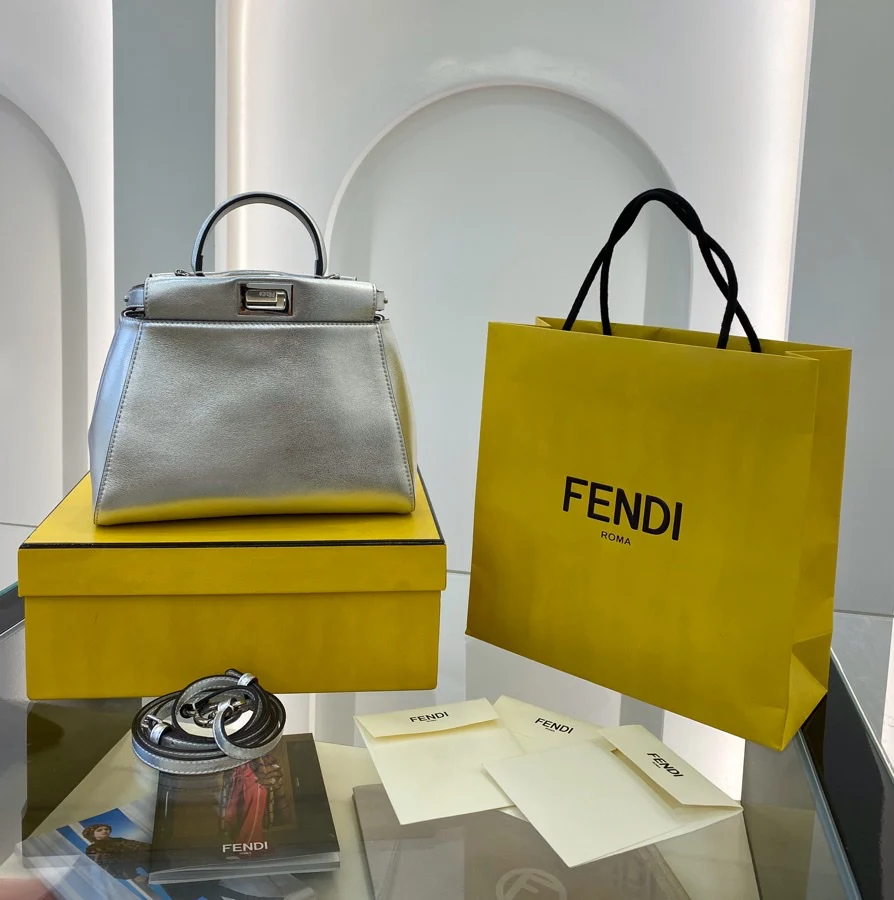 Миниатюрная кожаная сумочка Fendi Peekaboo серебристого цвета