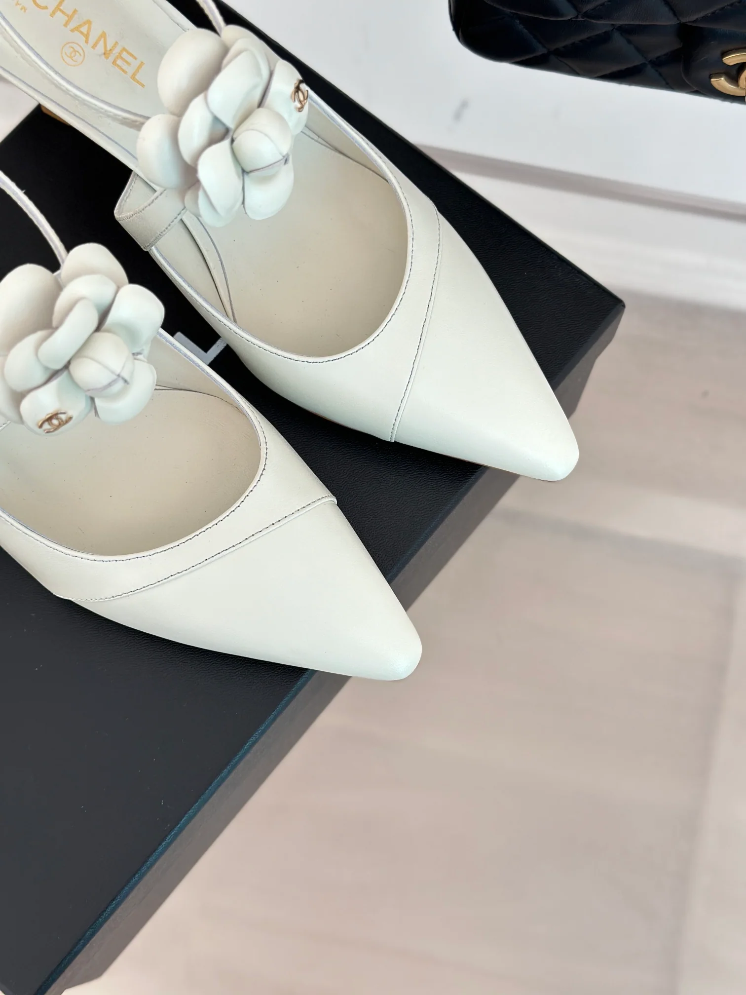 Новинка сезона весна/лето 2023 от Chanel - Босоножки на низком каблуке Camellia - Белые