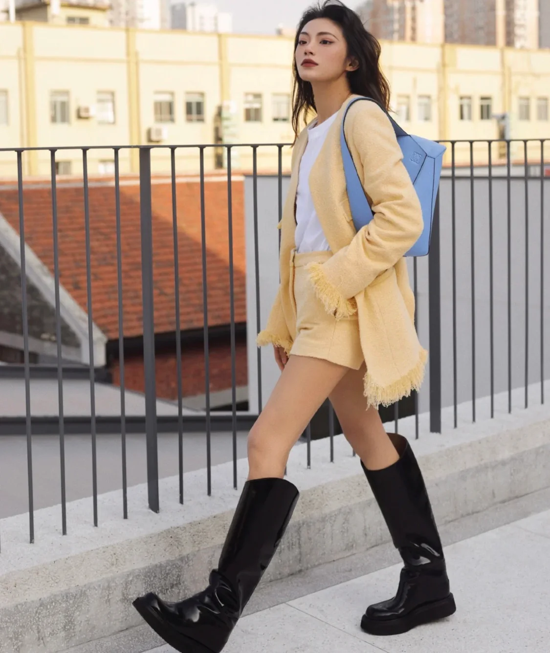 Сумка-хобо Loewe Puzzle, светло-голубая (на фото).