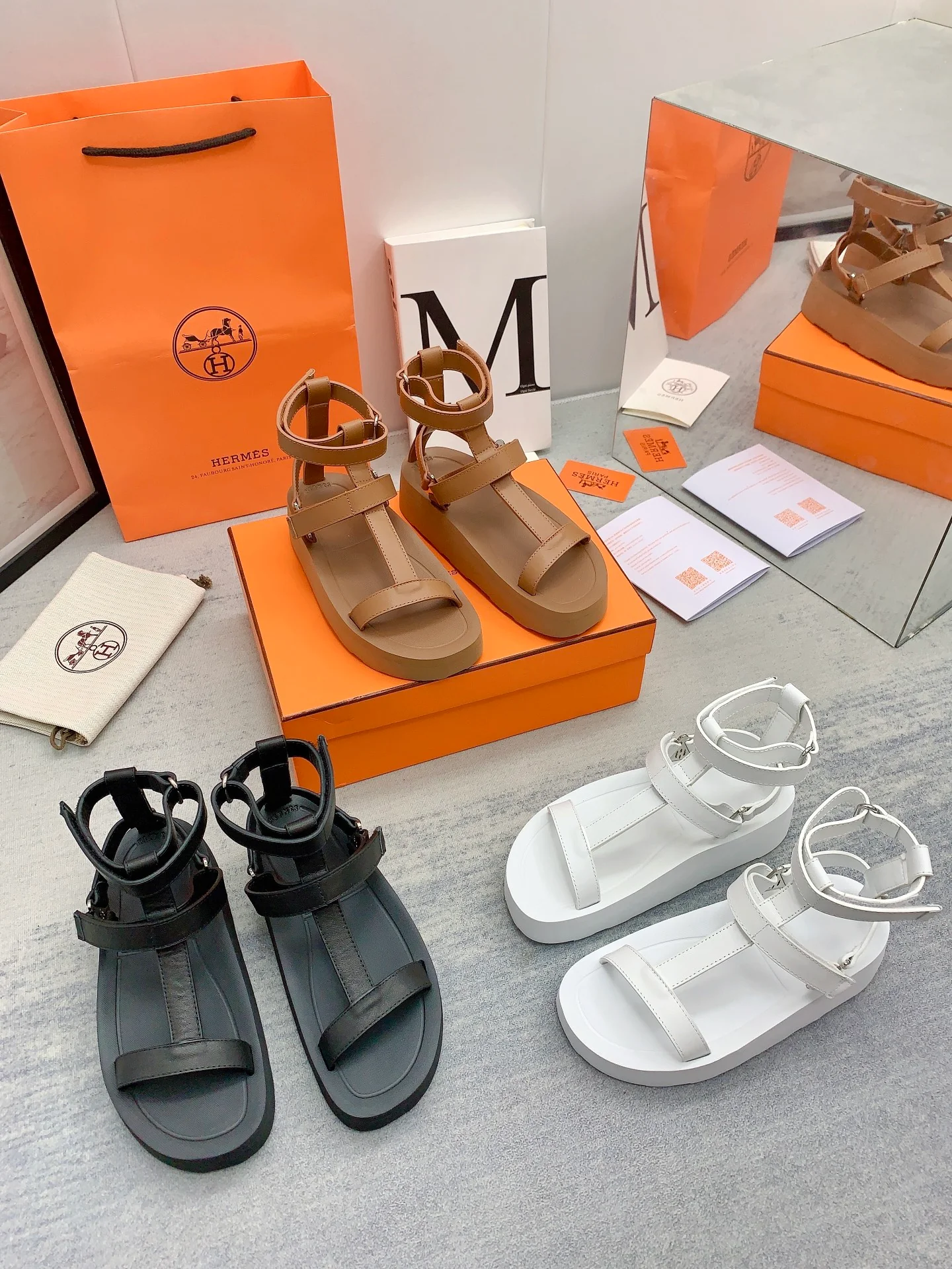 Новинка сезона весна/лето 2023 от Hermes — подиумный стиль — кожаные сандалии на платформе.