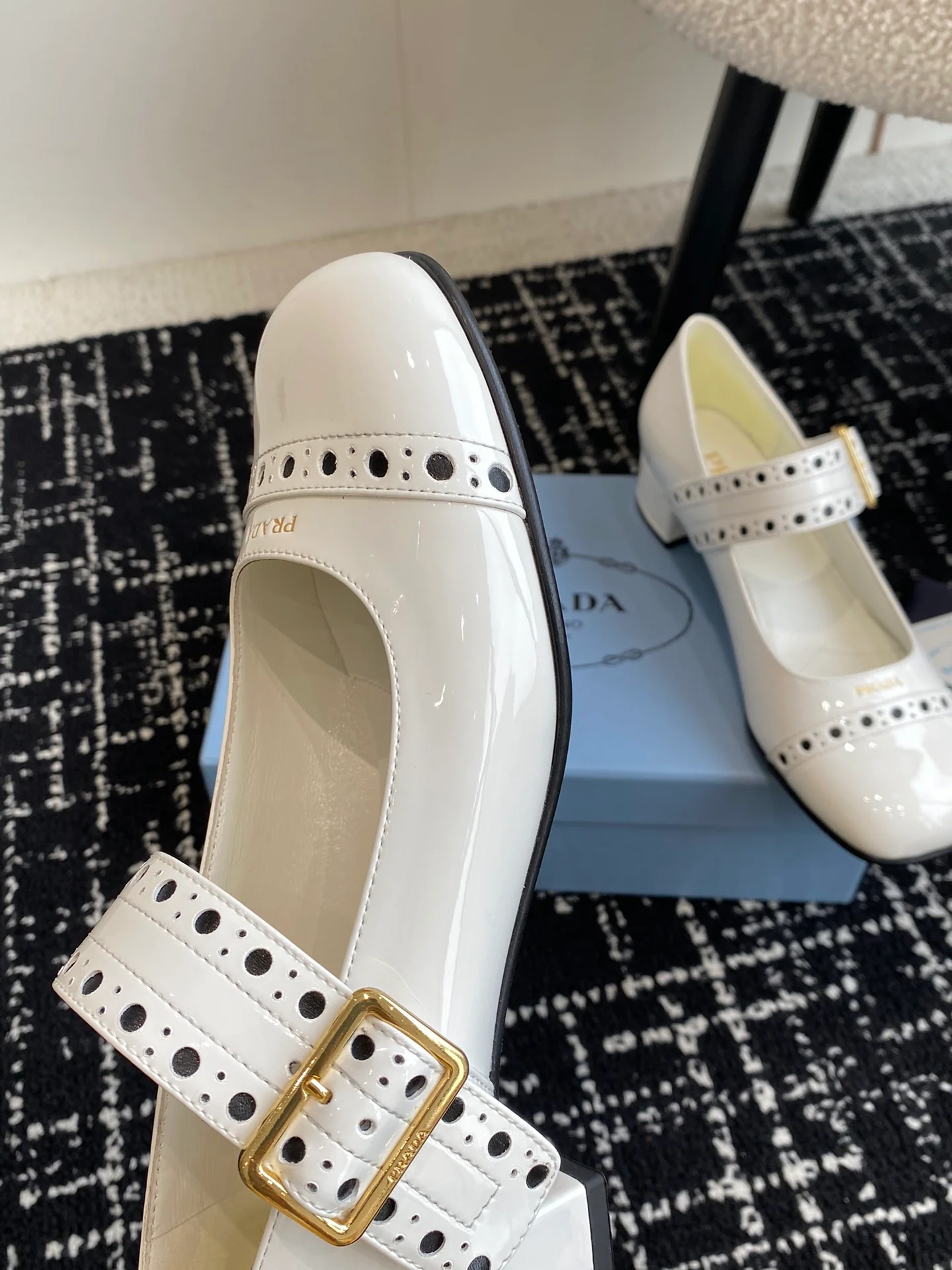 Туфли-мэри-джейн Prada 2024 в стиле ретро - белые