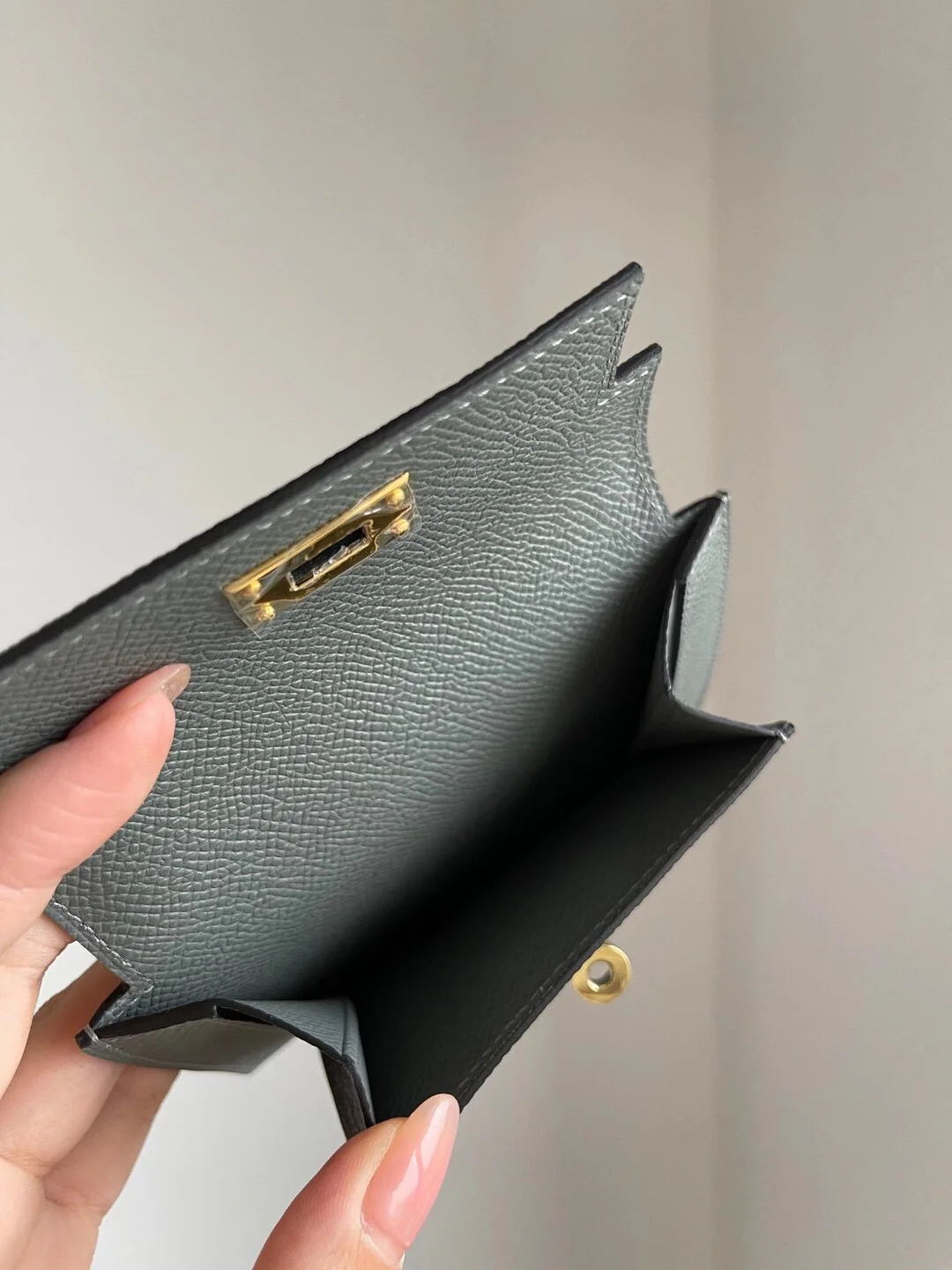 Карманный держатель для карт Hermes Kelly Epsom 63 — миндально-зеленый — золотая фурнитура