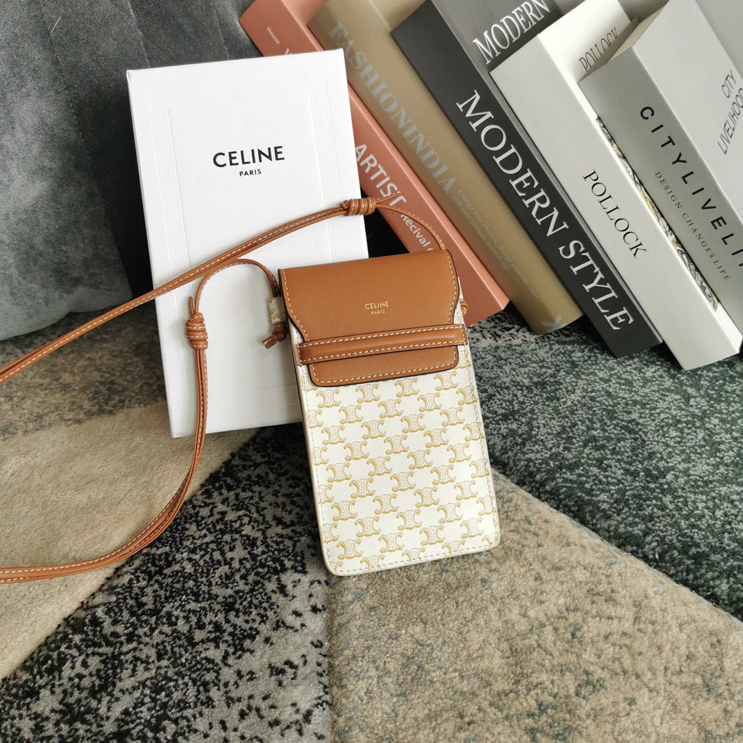Кожаная сумка для телефона Celine с принтом и клапаном