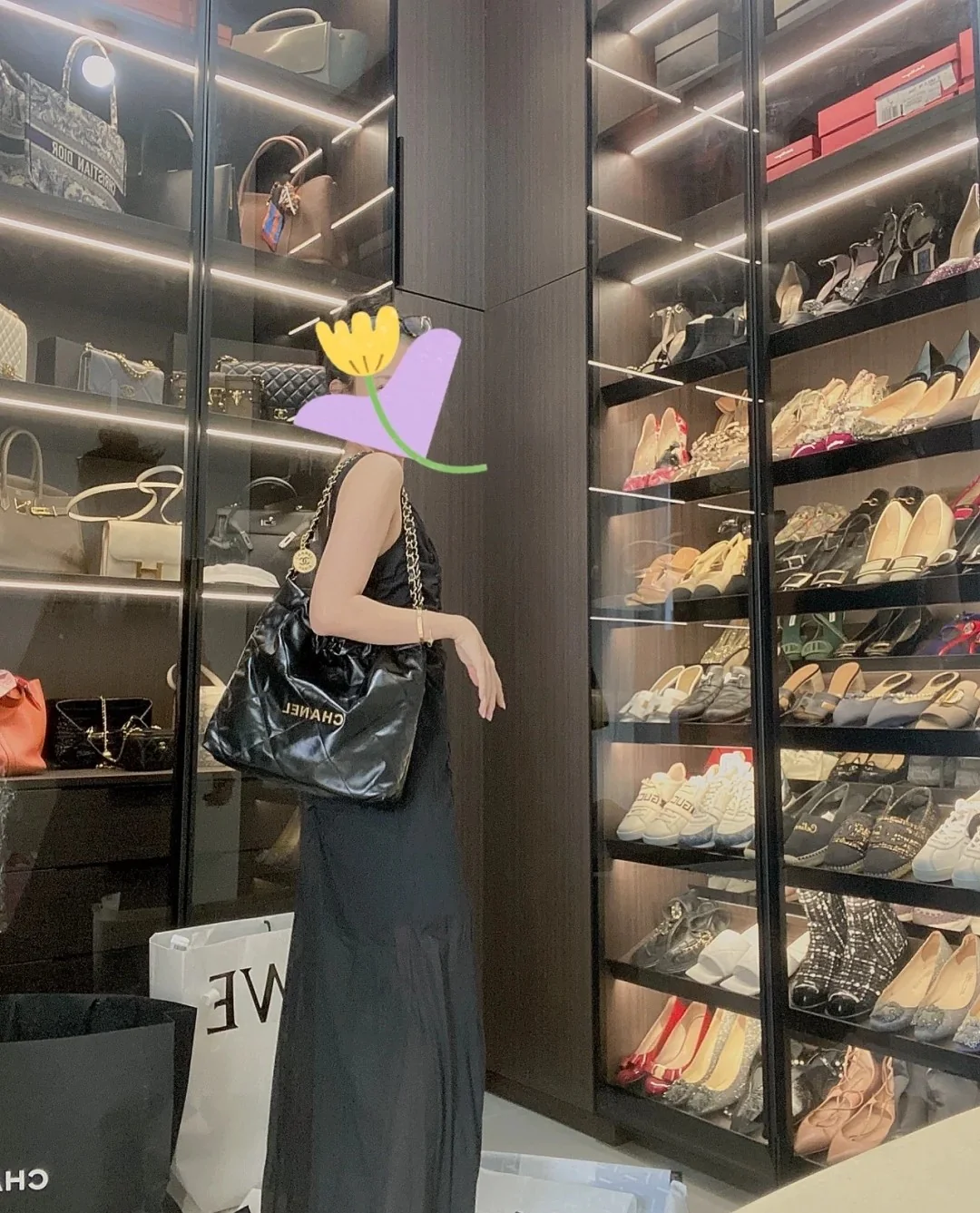 Сумка Chanel 22p 22bag, маленькая, черная, с серебряной пряжкой.