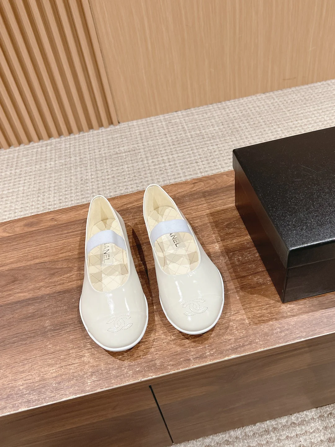 Туфли-балетки Chanel Mary Jane 2024 — белые