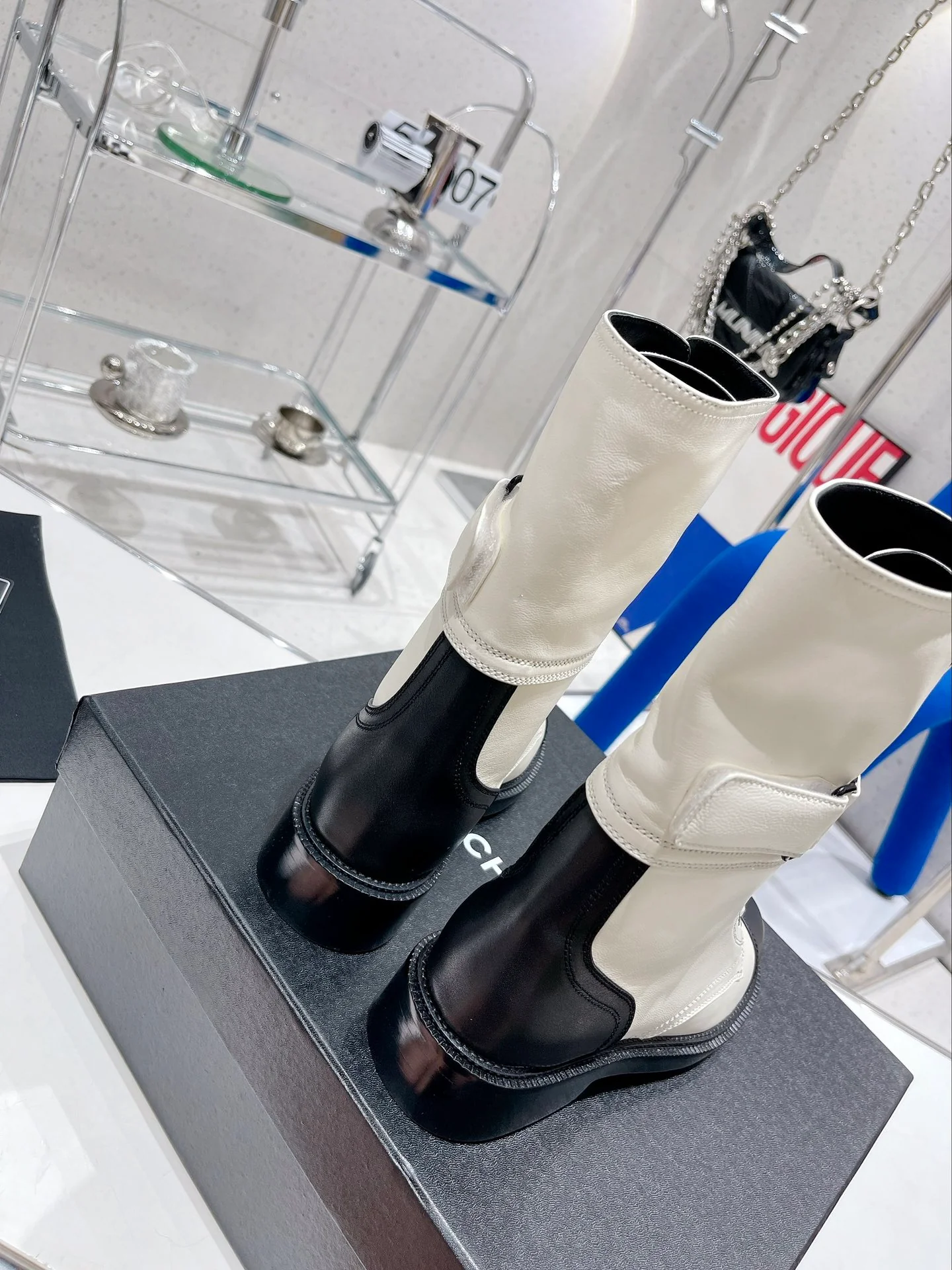 Новинка сезона осень/зима 2022 от Chanel — Ботинки Dr. Martens на шнуровке — Белые